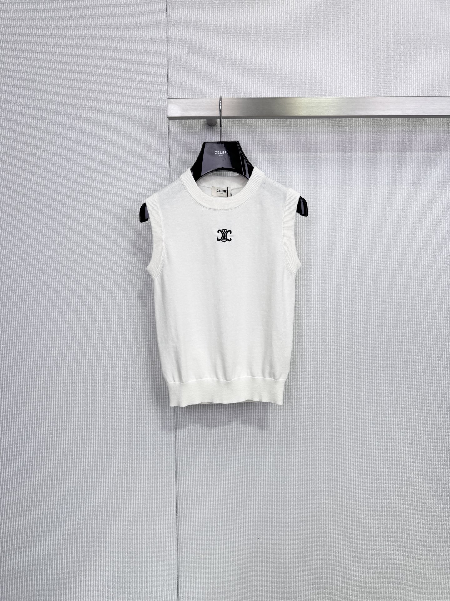 NO:656481,CELINE Arc de Triomphe logo knitted vest, wool material is soft and comfortable, slim and short design, French simple style, easy to match with high-waisted pants or skirts, showing elegance, Arc de Triomphe logo embroidery on the chest, perfect details, improved texture. Fluorescent white is gentle and versatile, black is classic and durable, suitable for many occasions, whether it is worn inside or alone, it can be easily controlled, fashionable and practical! Size SML,,celine,skirts,alexander wang19860909CELINE凯旋门徽标针织背心,羊毛材质柔软舒适,修身短款设计,法式简约风格,轻松搭配高腰裤或裙装,展现优雅气质,胸前凯旋门徽标刺绣,细节满分,质感提升.荧光白色温柔百搭,黑色经典耐看,适合多种场合穿着,无论内搭还是单穿,都能轻松驾驭,时髦又实用! 码数SML,,celine,skirts,alexander wang,Women's clothing