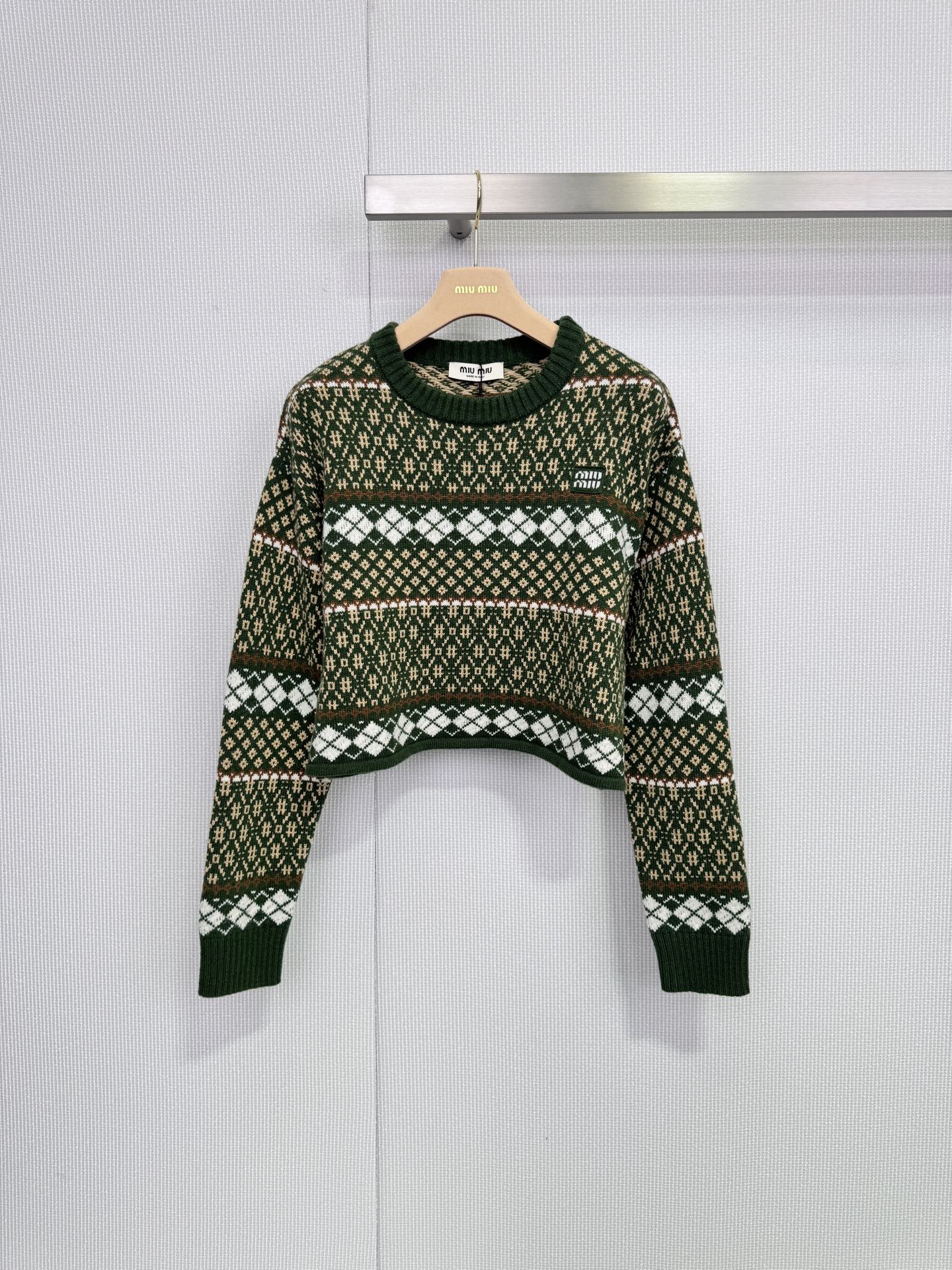 NO:683801,MiuMiu jacquard knitted sweater, this jacquard knitted sweater has a very recognizable gray, pink and black geometric pattern. It is retro and fashionable. It is made of wool blended material. It is soft and warm. It is very suitable for autumn and winter. It has a short design and a round neck. When paired with high-waisted pants or skirts, it can easily lengthen your body proportions. It can be used in daily casual or light formal occasions. It is comfortable and has a sense of design. It is a must-have for young girls! Size SML Size SML,,miumiu,skirts,sweaters,19860909MiuMiu提花针织毛衣,这款提花针织毛衣,灰粉黑几何图案超有辨识度,复古又时髦,羊毛混纺材质,柔软又保暖,秋冬穿超合适,短款设计+圆领,搭配高腰裤或裙装,轻松拉长身材比例,日常休闲或轻正式场合都能驾驭,舒适又有设计感,年轻女生必入! 码数SML 码数SML,,miumiu,skirts,sweaters,,Women's clothing