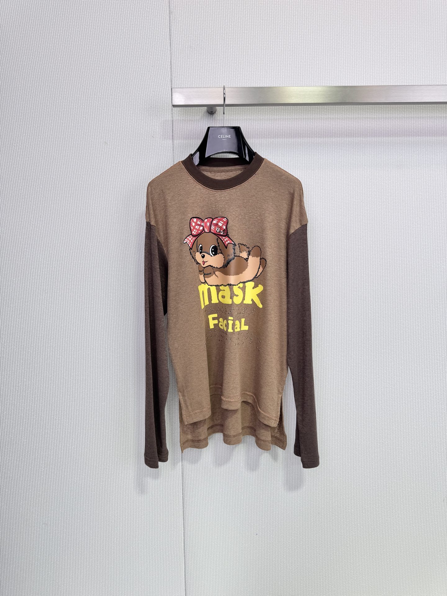 NO:683774,CHEERi UPi 2026 spring and summer series puppy color matching long-sleeved T-shirt, loose fit, brown coffee color + contrasting sleeves, retro American style with super atmosphere, cartoon puppy + 'MaskFacial' words on the chest, fun and eye-catching! The cotton fabric is soft and comfortable, suitable for daily wear or inner wear, it goes well with wide-leg pants and jeans, easy to create a lazy and casual style, designer brand, a must-have for personalized wear!  Code number SML,,jeans,tees,t-shirt,19860909CHEERi UPi 2026春夏系列小狗拼色长袖T恤,宽松版型,棕咖色系+撞色袖,复古美式风格超有氛围感,胸前卡通小狗+'MaskFacial'字样,趣味又吸睛!棉质面料柔软舒适,日常穿搭或内搭都很OK,搭配阔腿裤,牛仔裤都很出彩,轻松打造慵懒随性风,设计师品牌,个性穿搭必备! 码数SML,,jeans,tees，t-shirt,,Women's clothing