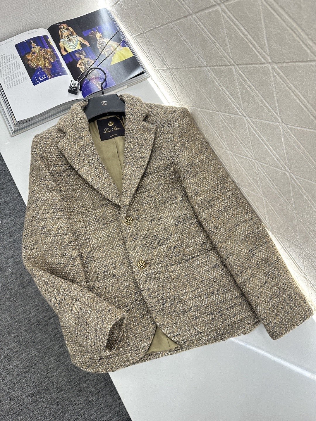 NO:684711,Loro Piana tweed blazer, this tweed blazer is made of wool and alpaca blend, lined with mulberry silk, and has a great texture! Light brown mixed thread design, low-key and elegant, single-breasted + lapel, easy to control in the workplace every day, the tweed texture is retro and layered, and has a super 'old money style' atmosphere when worn in autumn and winter. Pair it with trousers or skirts of the same series, and it will make you full of temperament! Size SML,, loro piana, skirts, jackets & coats, business  suit,19860909Loro Piana粗花呢西装外套,这款粗花呢西装外套,采用羊毛,羊驼毛混纺,内衬桑蚕丝,质感超赞!浅棕混线设计,低调优雅,单排扣+翻领,职场日常都能轻松驾驭,粗花呢纹理复古有层次,秋冬穿超有'老钱风'氛围感,搭配同系列西裤或裙装,气质直接拉满! 码数SML,,loro piana,skirts,jackets & coats,business suit,,Women's clothing
