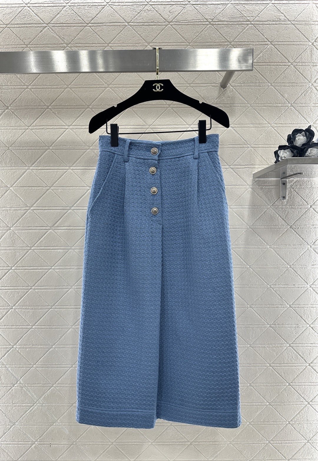 NO:684745,Chanel Chanel 2026 resort series blue navy collar jacket and trousers suit, made of textured tweed, light and thin texture, very suitable for spring and autumn, navy collar + three metal buttons, retro and practical, short cut, paired with a high-waisted skirt or trousers, you can easily create a college style or vacation style, inspired by the resort life on Lake Como, elegant and casual, can be easily worn in daily or light formal occasions!  Size SML skirts,,chanel,chanel,skirts,jackets & coats,19860909Chanel香奈儿2026度假系列蓝色海军领外套长裤套装,采用肌理感粗花呢,质地轻薄,春秋季穿着超合适,海军领+三颗金属纽扣,复古又实穿,短款剪裁,搭配高腰裙或裤装,轻松打造学院风or度假风,灵感来自科莫湖畔度假生活,优雅随性,日常或轻正式场合都能轻松驾驭！ 码数SML 半裙,,chanel,chanel,skirts,jackets & coats,,Women's clothing