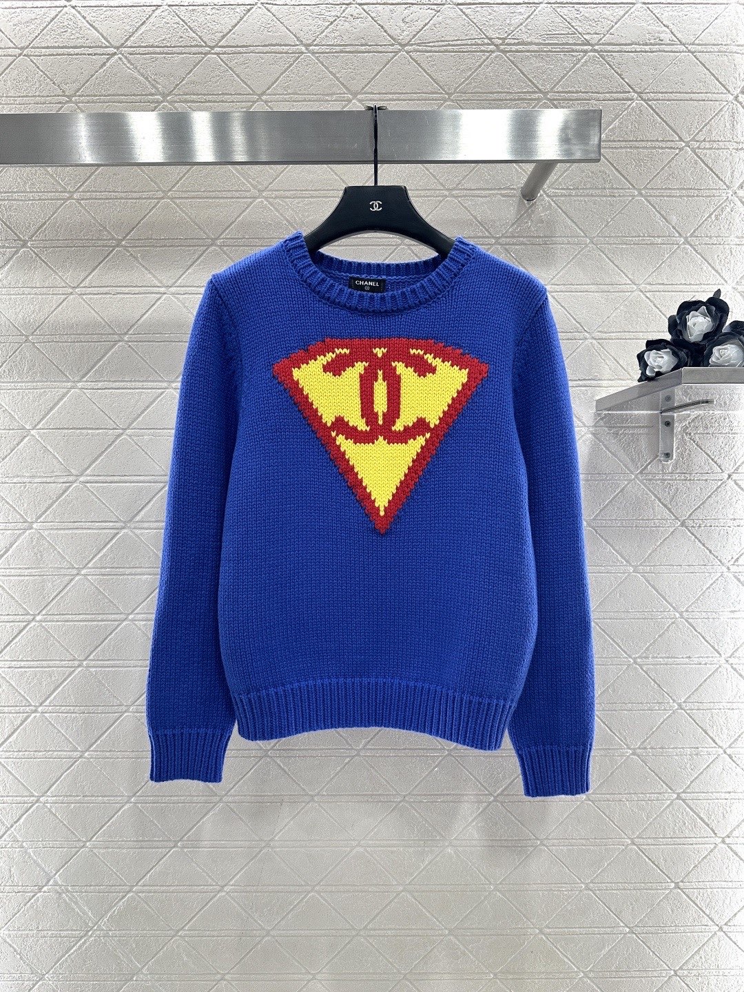 NO:684698,Chanel Superman Logo Sweater, this Superman logo sweater is made of blue knitted material, and the red and yellow Superman 'S' logo on the chest is very eye-catching. It also incorporates double CLogos. It has a full brand feel, a loose fit, and ribbed cuffs and hem. It is comfortable and warm. It is very suitable for autumn and winter. It is inspired by American retro style. It is both trendy and classic. It can be easily worn in daily life or at parties. It looks great with jeans or casual pants!  Code numberSML,,chanel,jeans,sweaters,19860909Chanel超人标志毛衣,这款超人标志毛衣,蓝色针织材质,胸口红黄超人'S'标志超吸睛,还融入了双CLogo,品牌感满满,宽松版型,袖口和下摆罗纹收口,舒适又保暖,秋冬穿超合适,灵感来自美式复古风,潮流与经典兼具,日常或派对都能轻松驾驭,搭配牛仔裤或休闲裤都很出彩！ 码数SML,,chanel,jeans,sweaters,,Women's clothing
