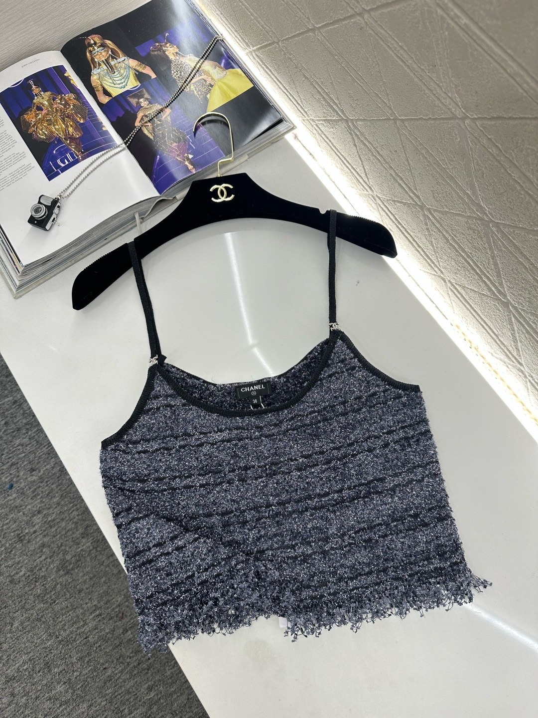 NO:686155,Chanel Chanel 2026 early spring vacation series blue sequined camisole, blended with cotton and wool yarn, embellished with sequins, high-end and sparkling texture, flat neck + double C rhinestone suspenders, full of brand sense, tassel design on the hem, light and delicate, blue and white stripes are super fresh, the first choice for spring and summer wear, can be worn alone or as an inner layer, and it is great for daily or vacation! Size SML,,chanel,chanel,19860909Chanel香奈儿2026早春度假系列蓝色亮片吊带背心,棉毛纱线混纺,点缀亮片,质感高级又闪耀,平口领+双C水钻吊带,品牌感满满,衣摆流苏设计,轻盈精致,蓝白条纹超清新,春夏穿搭首选,可单穿也能做内搭,日常或度假都很出彩! 码数SML,,chanel,chanel,,Women's clothing