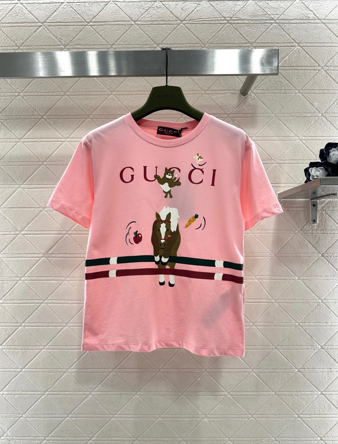 NO:686182,Gucci2026 Year of the Horse themed slim-fitting T-shirt, made of pink cotton, has cartoon horse and small animal patterns on the front, with red and green stripes, full of childlike interest, and the 'GUCCI' letters on the chest are mirrored, highly recognizable! Loose fit, comfortable to wear, suitable for daily or theme activities. The Year of the Horse theme is inspired by the Chinese zodiac culture, and the collection value is also high!  ,,gucci,tees,t-shirt,19860909Gucci2026马年主题修身T恤,粉色纯棉材质,正面有卡通马和小动物图案,搭配红绿条纹,童趣满满,胸前'GUCCI'字母采用镜像设计,辨识度超高!宽松版型,穿着舒适,日常或主题活动都很适合.马年主题灵感源自中国生肖文化,收藏价值也很高！,,gucci,tees，t-shirt,,Women's clothing