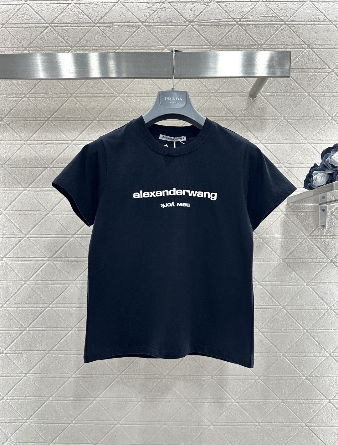 NO:693687,AlexanderWang letter short-sleeved T-shirt, this T-shirt comes from Wang. It is made of pure cotton. It is soft and comfortable. It is very suitable for summer. The brand letters are printed on the chest. It is simple and recognizable. The white version with pink font is fresh and versatile. It can meet the needs of different body types. It can be worn for daily, commuting and leisure. It can be worn with jeans or overalls, and you can easily get high street style! Size SML,, alexander wang, jeans, T-shirt, tees, t-shirt,19860909AlexanderWang字母短袖T恤,这款T恤来自大王,采用纯棉材质,柔软舒适,夏天穿超合适,胸前品牌字母印花,简约又有辨识度,白色款配粉色字体,清新百搭,满足不同体型需求,日常,通勤,休闲都能穿,搭配牛仔裤或工装裤,轻松get高街风穿搭! 码数SML,,alexander wang,jeans,T-shirt,tees，t-shirt,,Women's clothing