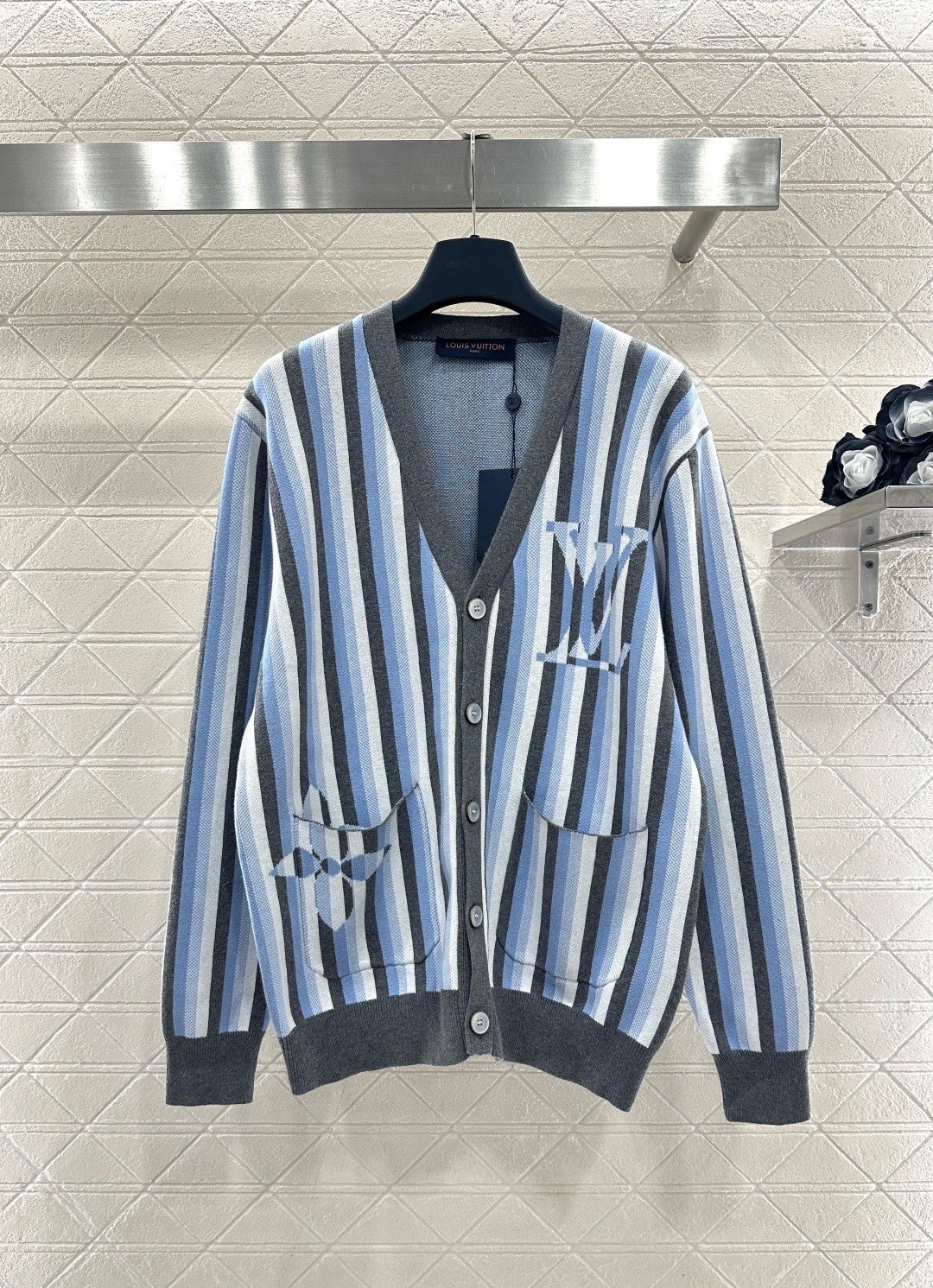 NO:697099,LV 2026 spring and summer series blue and white striped knitted cardigan, V-neck + button placket design, loose fit and super comfortable, blue, white and gray vertical stripes, three-dimensional Monogram embroidery on the chest and pockets, perfect for recognition, wool blend material, soft and warm, easy to wear for daily or light business, genderless style, very fashionable for girls, pair with jeans or casual pants, easily get a simple and high-end look!  Code number SML,,louis vuitton,jeans,19860909LV 2026春夏系列蓝白条纹针织开衫,V领+纽扣开襟设计,宽松版型超舒适,蓝白灰竖条纹,胸前和口袋有立体Monogram刺绣,辨识度满分,羊毛混纺材质,柔软又保暖,日常或轻商务都能轻松驾驭,无性别风格,女生穿也很时髦,搭配牛仔裤或休闲裤,轻松get简约高级感！ 码数SML,,louis vuitton,jeans,,Women's clothing