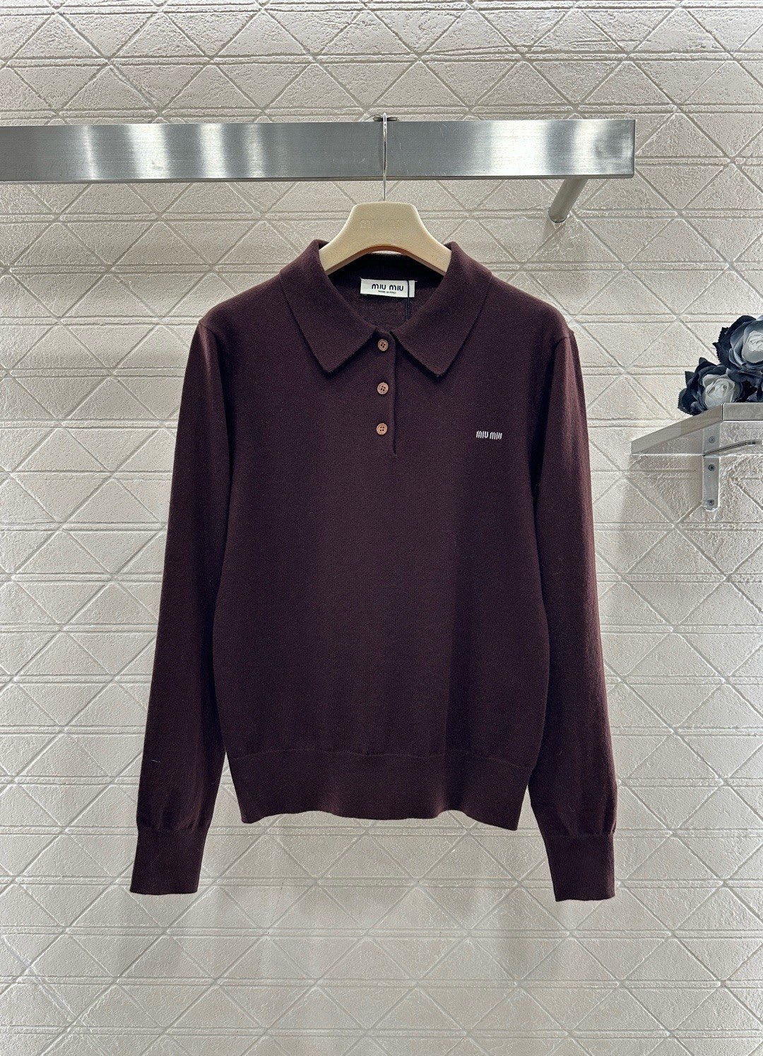 NO:697485,MiuMiu burgundy knitted Polo shirt, soft knitted fabric, comfortable and warm, very suitable for autumn and winter, classic Polo collar + three buttons, simple college style, super recognizable brand embroidery on the left chest, loose fit, can be worn alone or layered, looks great with jeans and skirts, easily creates a retro or casual style, the burgundy color is white and high-end, can be easily used for commuting, dating, and daily life, fashionable and practical!  Code numberSML,,miumiu,skirts,jeans,19860909MiuMiu酒红色针织Polo衫,柔软针织面料,舒适又保暖,秋冬穿超合适,经典Polo领+三颗纽扣,简约学院风,左胸品牌刺绣超有辨识度,宽松版型,单穿或内搭都OK,搭配牛仔裤、半裙都很出彩,轻松打造复古或休闲风,酒红色调显白又高级,通勤、约会、日常都能轻松驾驭,时髦又实用！码数SML,,miumiu,skirts,jeans,,Women's clothing