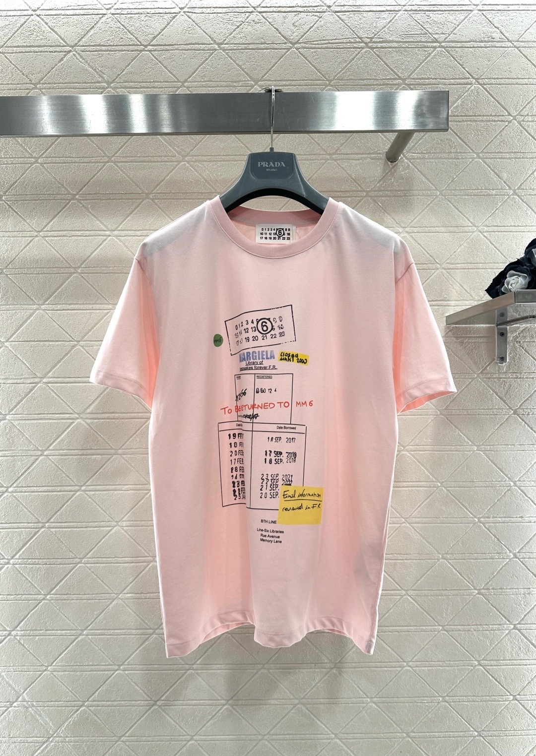 NO:697489,MM6 Maison Margiela 2026 early spring series pink graffiti printed T-shirt, loose fit, same style for men and women, minimalist and genderless style, high-quality cotton, soft and comfortable, super friendly for daily wear, the graffiti print on the front is inspired by the brand's deconstruction, rich in details, highly recognizable, pink and fresh, looks great with jeans or casual pants in spring and summer, easy to create fashionable and casual loo pants, suitable for you who like niche designs!  Size SML, masion margiela,jeans,tees,t-shirt,19860909MM6 Maison Margiela 2026早春系列粉色涂鸦印花T恤,宽松版型,男女同款,极简无性别风格,高品质棉料,柔软舒适,日常穿着超友好,正面涂鸦印花灵感来自品牌解构主义,细节丰富,辨识度高,粉色清新,春夏搭配牛仔裤或休闲裤都很出彩,轻松打造时尚随性loo裤,适合喜欢小众设计的你！码数SML,,masion margiela,jeans,tees，t-shirt,,Women's clothing