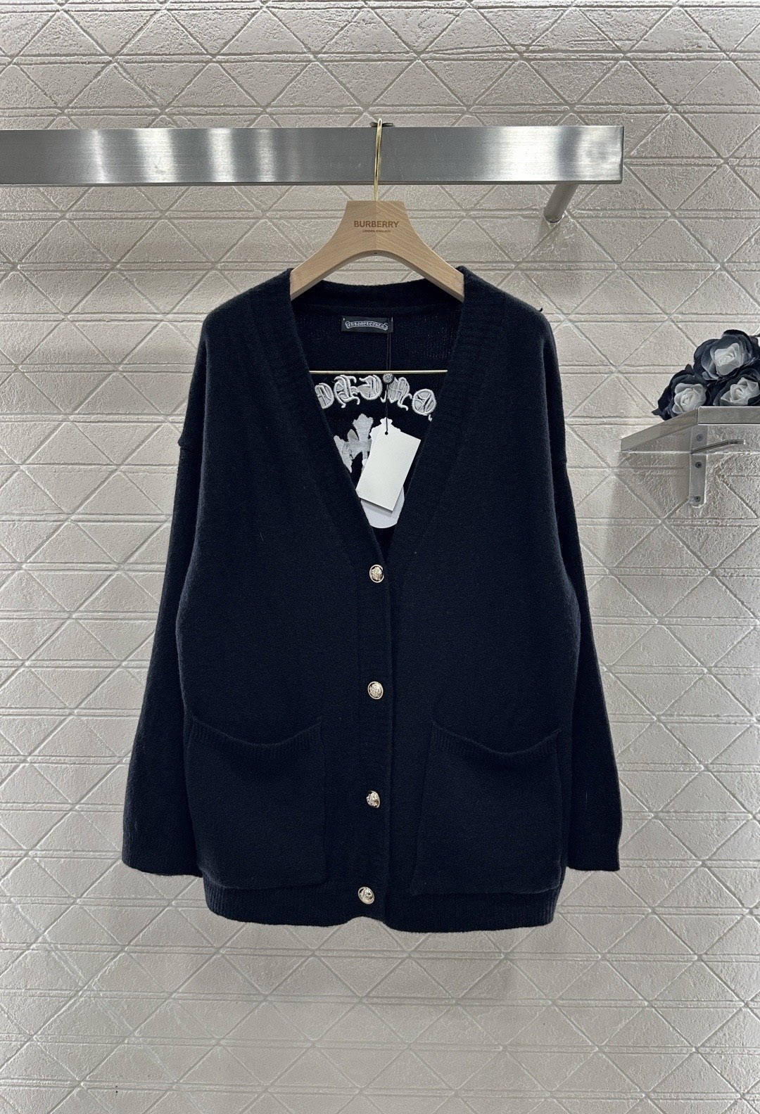 NO:697511,DoggyQin ChromeHarts series red sweater cardigan, true red and super white, loose fit and super friendly to the body, high-quality knitted fabric, weight up to 720g, great drape and line feel, not easy to deform, placket leather welt + metal buttons, perfect details!  There are two pockets on the front, which are practical and beautiful. It brings a festive atmosphere. It goes well with jeans or skirts and can easily create a fashionable look!  Code number SML,,chrome hearts,chrome hearts,skirts,jeans,sweaters,19860909克罗心DoggyQin ChromeHarts系列红色毛衣开衫,正红色超显白,宽松版型对身材超友好,高品质针织面料,克重高达720g,垂坠感和线条感都很赞,不易变形,门襟皮料贴边+金属纽扣,细节满分！前襟有两个口袋,实用又好看,节日氛围感拉满,搭配牛仔裤或裙装都很出彩,轻松打造时髦look！ 码数SML,,chrome hearts,chrome hearts,skirts,jeans,sweaters,,Women's clothing