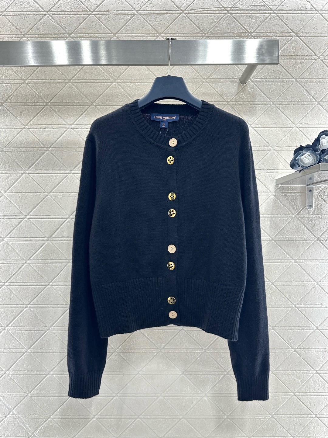 NO:697481,LV red knitted cardigan is made of high-quality wool yarn, soft and skin-friendly, and super comfortable to wear in autumn and winter!  Round neck + metal button design, full of details, true red color, super elegant, full of festive atmosphere, great to wear alone or layered with, regular fit, neat tailoring, easy to match with various styles, it is a must-have luxury item for autumn and winter wardrobe!  Code number SML,,louis vuitton,19860909LV红色针织开衫,采用高品质羊毛纱线,柔软亲肤,秋冬穿超舒服！圆领+金属纽扣设计,细节满分,正红色超显气质,节日氛围感拉满,单穿或内搭都很出彩,常规版型,剪裁利落,轻松搭配各种风格,是秋冬衣橱必备轻奢单品！码数SML,,louis vuitton,,Women's clothing