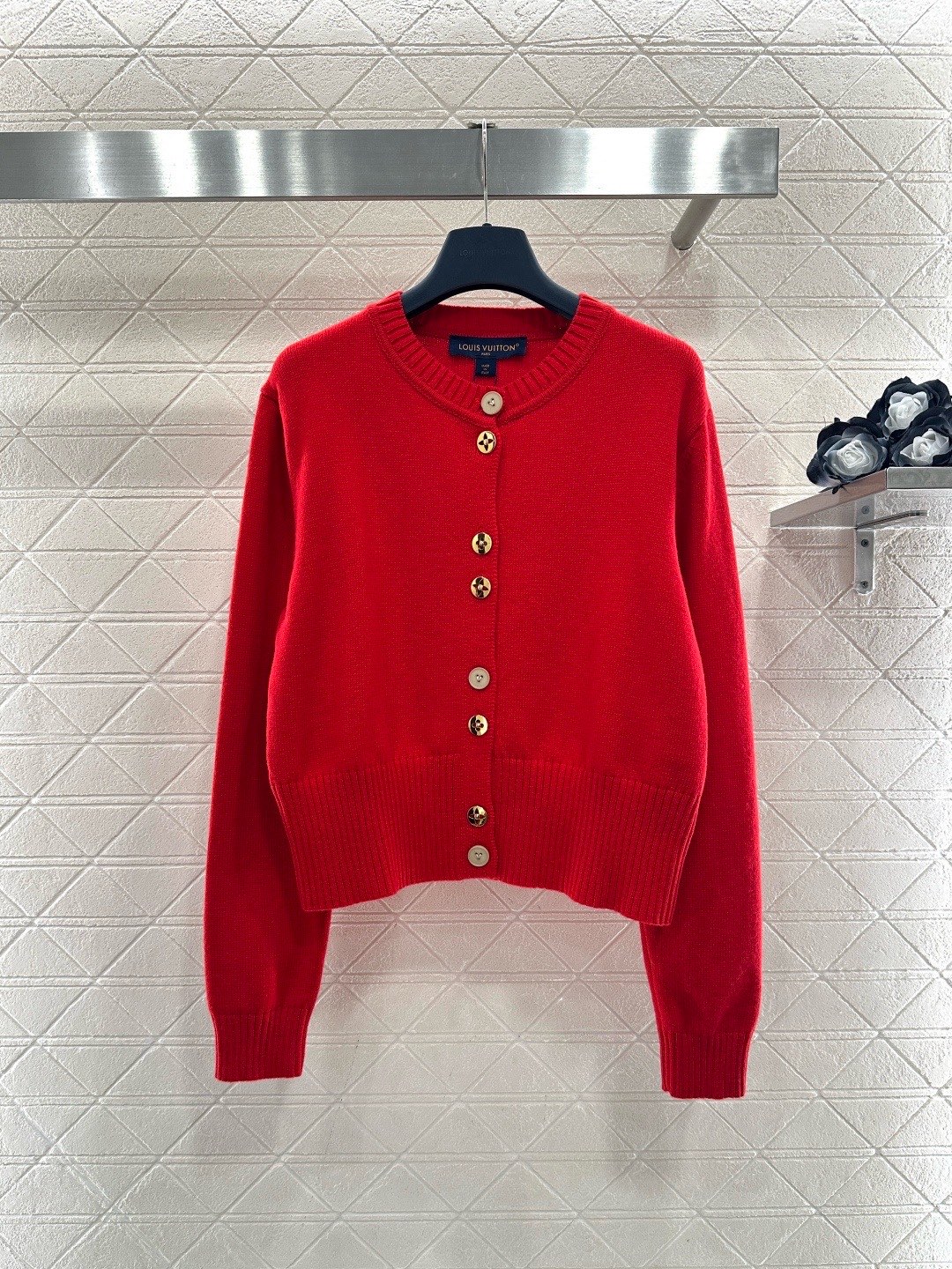 NO:697476,LV red knitted cardigan is made of high-quality wool yarn, soft and skin-friendly, and super comfortable to wear in autumn and winter!  Round neck + metal button design, full of details, true red color, super elegant, full of festive atmosphere, great to wear alone or layered with, regular fit, neat tailoring, easy to match with various styles, it is a must-have luxury item for autumn and winter wardrobe!  Code number SML,,louis vuitton,19860909LV红色针织开衫,采用高品质羊毛纱线,柔软亲肤,秋冬穿超舒服！圆领+金属纽扣设计,细节满分,正红色超显气质,节日氛围感拉满,单穿或内搭都很出彩,常规版型,剪裁利落,轻松搭配各种风格,是秋冬衣橱必备轻奢单品！码数SML,,louis vuitton,,Women's clothing