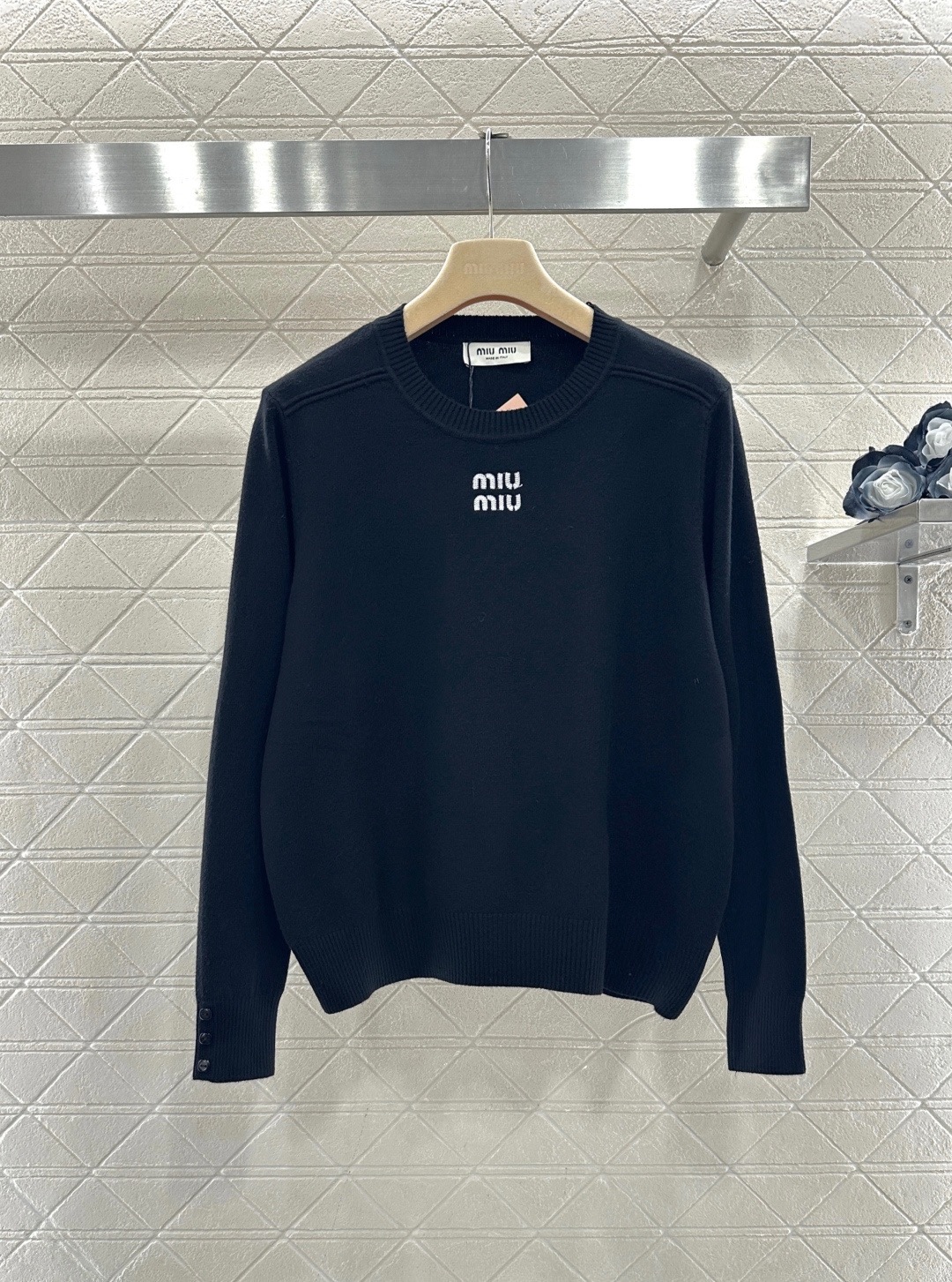 NO:697470,MiuMiu sweater with letters embroidered on the chest. This purple sweater is made of soft knitted fabric. It is super comfortable to wear in autumn and winter. It has a round neck and logo on the chest. It is simple and recognizable. It has a dropped shoulder design and a micro silhouette. It can be worn alone or layered. It can easily create a high-end sense. The purple color is super elegant. It goes well with dark and light bottoms. It can be worn for commuting and leisure. The three colors are a must-have and versatile item for autumn and winter wardrobes!  Code number SML,,miumiu,19860909MiuMiu 胸前字母刺绣针织衫,这款紫色针织衫,柔软针织面料,秋冬穿超舒服,圆领+胸前Logo,简约又有辨识度,落肩设计,微廓形剪裁,单穿或内搭都很OK,轻松打造高级感,紫色超显气质,搭配深浅下装都很出彩,通勤休闲都能穿,三个颜色是秋冬衣橱必备百搭单品！ 码数SML,,miumiu,,Women's clothing