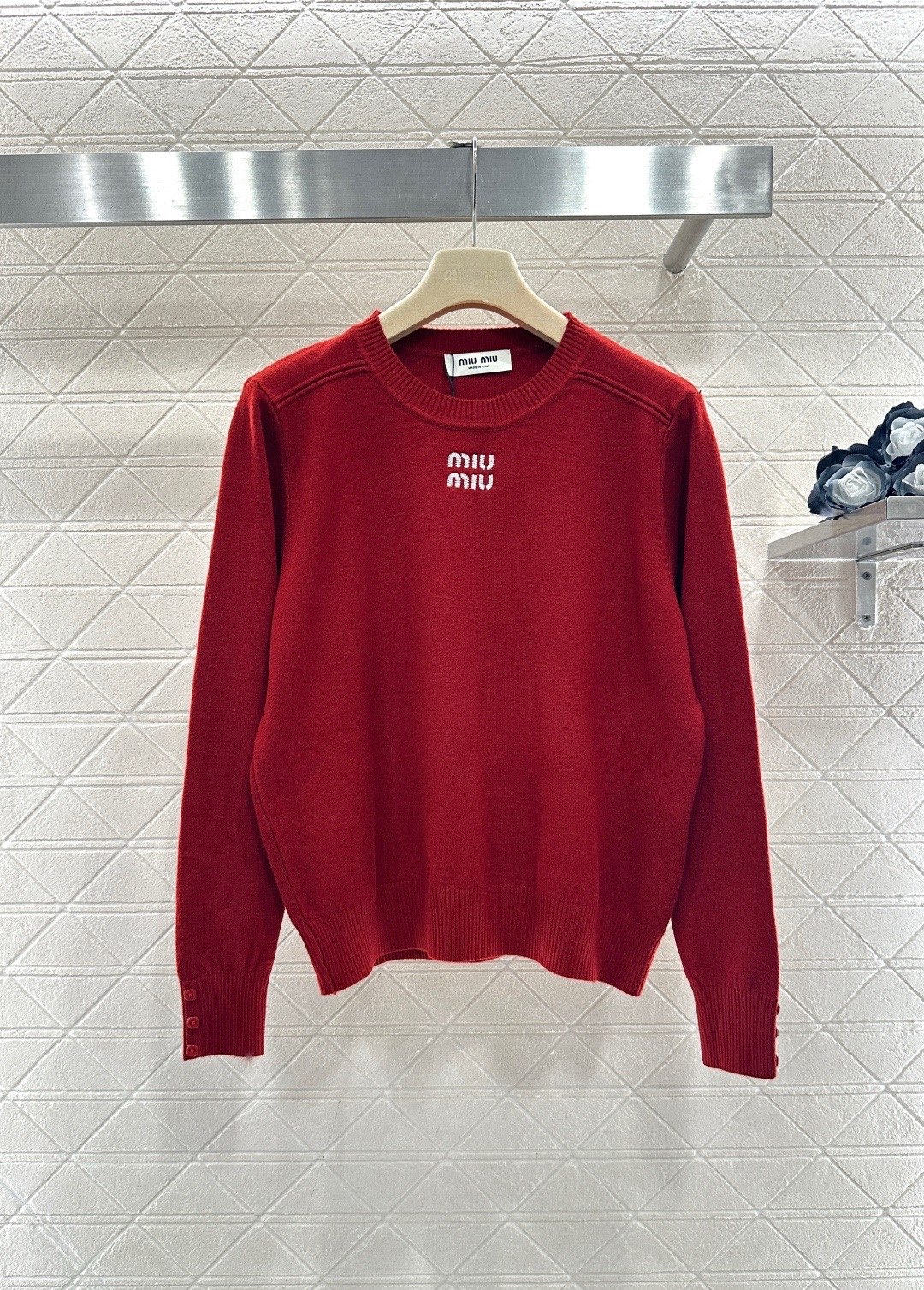 NO:707711,MiuMiu sweater with letters embroidered on the chest. This purple sweater is made of soft knitted fabric. It is super comfortable to wear in autumn and winter. It has a round neck and logo on the chest. It is simple and recognizable. It has a dropped shoulder design and a micro silhouette. It can be worn alone or layered. It can easily create a high-end sense. The purple color is super elegant. It goes well with dark and light bottoms. It can be worn for commuting and leisure. The three colors are a must-have and versatile item for autumn and winter wardrobes!  Code number SML,,miumiu,19860909MiuMiu 胸前字母刺绣针织衫,这款紫色针织衫,柔软针织面料,秋冬穿超舒服,圆领+胸前Logo,简约又有辨识度,落肩设计,微廓形剪裁,单穿或内搭都很OK,轻松打造高级感,紫色超显气质,搭配深浅下装都很出彩,通勤休闲都能穿,三个颜色是秋冬衣橱必备百搭单品！ 码数SML,,miumiu,,Women's clothing