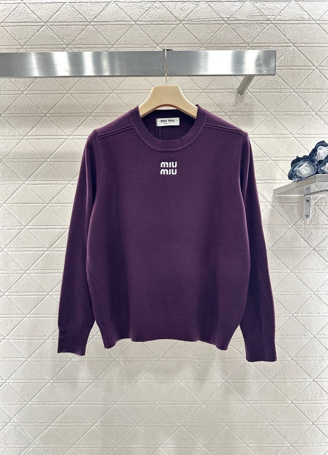 NO:697463,MiuMiu sweater with letters embroidered on the chest. This purple sweater is made of soft knitted fabric. It is super comfortable to wear in autumn and winter. It has a round neck and logo on the chest. It is simple and recognizable. It has a dropped shoulder design and a micro silhouette. It can be worn alone or layered. It can easily create a high-end sense. The purple color is super elegant. It goes well with dark and light bottoms. It can be worn for commuting and leisure. The three colors are a must-have and versatile item for autumn and winter wardrobes!  Code number SML,,miumiu,19860909MiuMiu 胸前字母刺绣针织衫,这款紫色针织衫,柔软针织面料,秋冬穿超舒服,圆领+胸前Logo,简约又有辨识度,落肩设计,微廓形剪裁,单穿或内搭都很OK,轻松打造高级感,紫色超显气质,搭配深浅下装都很出彩,通勤休闲都能穿,三个颜色是秋冬衣橱必备百搭单品！ 码数SML,,miumiu,,Women's clothing