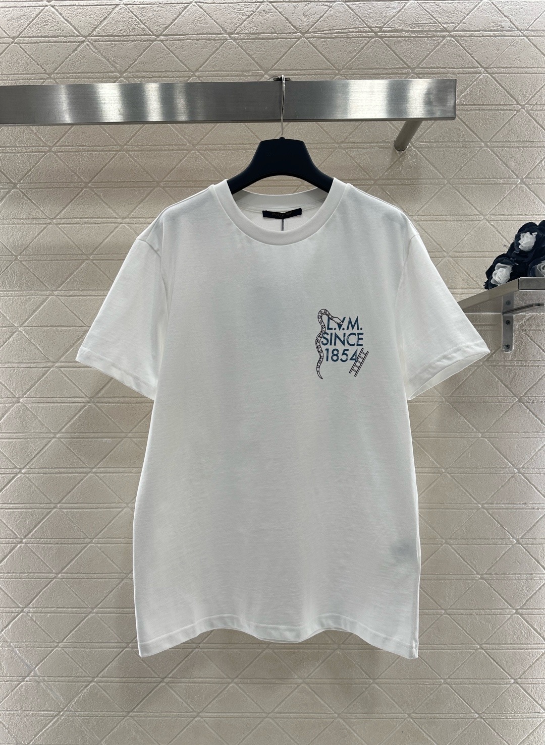 NO:709023,LV white short-sleeved T-shirt, made of pure cotton, soft and skin-friendly, super breathable, super comfortable to wear in summer, simple round neck + loose fit, easy for both men and women to wear, 'L.Y.M. SINCE 1854' on the chest is very recognizable, can be worn for daily commuting, leisure, and outdoor. It is versatile to wear alone or as an inner layer, and can be easily switched between multiple styles. It is a basic wardrobe essential!  Size SML,,louis vuitton,T-shirt,tees,t-shirt,19860909LV白色短袖T恤,纯棉材质,柔软亲肤,透气性超棒,夏天穿超舒服,简约圆领+宽松版型,男女都能轻松驾驭,胸前“L.Y.M. SINCE 1854”字样超有辨识度,日常通勤、休闲、户外都能穿,单穿或内搭都很百搭,轻松切换多种风格,是衣橱必备基础款！码数SML,,louis vuitton,T-shirt,tees，t-shirt,,Women's clothing
