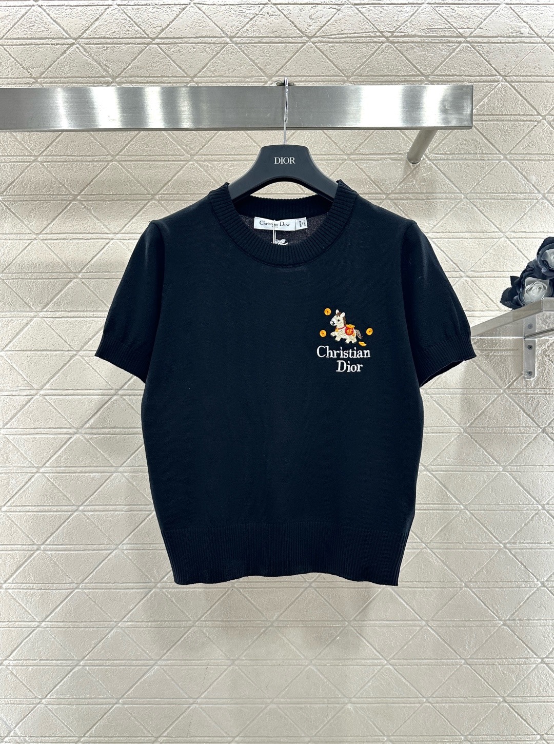 NO:709047,Dior's limited-edition knitted short-sleeves for the Year of the Horse. The red version has a New Year atmosphere. Soft knitted fabrics, comfortable and warm to wear. The round neck design is simple and elegant. The horse embroidery on the chest + 'Christian Dior' words are full of details. Slim-fitting tailoring. It is very suitable for spring and summer. It can be easily worn in daily life or festivals. The red color symbolizes happiness and good luck. It goes well with jeans or casual pants and can easily create a fashionable look! Size SML, dior, jeans, T-shirt,19860909Dior马年限定针织短袖,红色款超有新年氛围感,柔软针织面料,穿着舒适又保暖,圆领设计简约大方,胸前马儿刺绣+“Christian Dior”字样,细节满分,修身剪裁,春夏季节穿超合适,无论日常还是节日都能轻松驾驭,红色象征喜庆好运,搭配牛仔裤或休闲裤都很出彩,轻松打造时尚造型! 码数SML,,dior,jeans,T-shirt,,Women's clothing