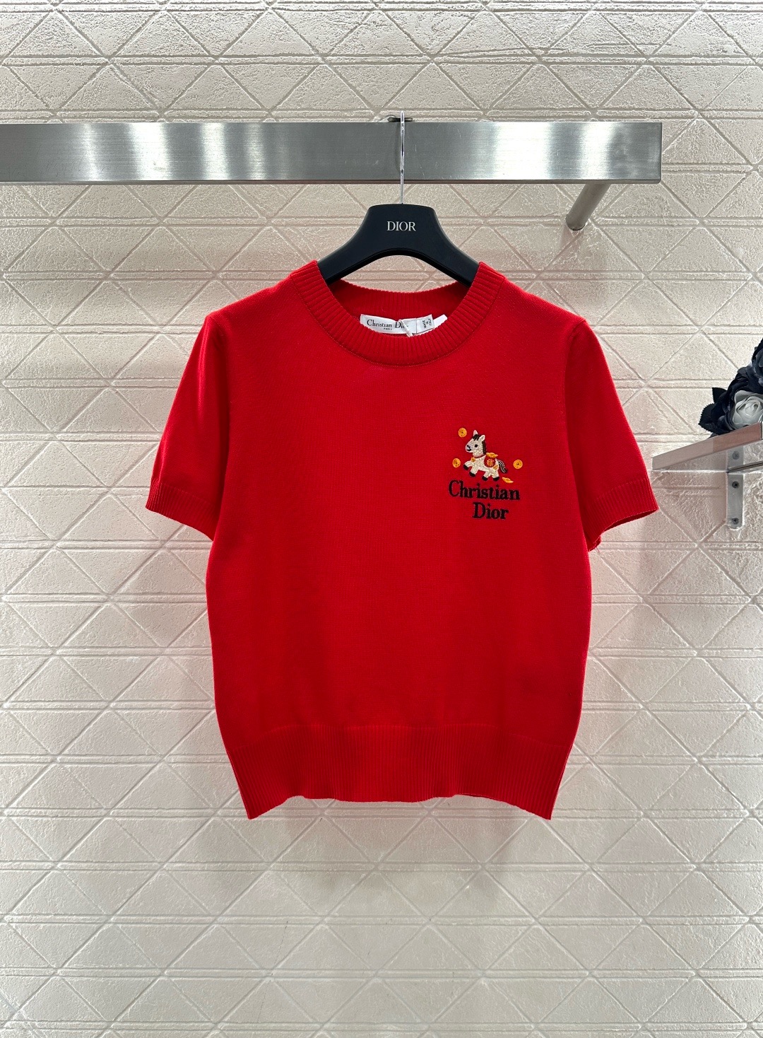 NO:709053,Dior's limited-edition knitted short-sleeves for the Year of the Horse. The red version has a New Year atmosphere. Soft knitted fabrics, comfortable and warm to wear. The round neck design is simple and elegant. The horse embroidery on the chest + 'Christian Dior' words are full of details. Slim-fitting tailoring. It is very suitable for spring and summer. It can be easily worn in daily life or festivals. The red color symbolizes happiness and good luck. It goes well with jeans or casual pants and can easily create a fashionable look! Size SML, dior, jeans, T-shirt,19860909Dior马年限定针织短袖,红色款超有新年氛围感,柔软针织面料,穿着舒适又保暖,圆领设计简约大方,胸前马儿刺绣+“Christian Dior”字样,细节满分,修身剪裁,春夏季节穿超合适,无论日常还是节日都能轻松驾驭,红色象征喜庆好运,搭配牛仔裤或休闲裤都很出彩,轻松打造时尚造型! 码数SML,,dior,jeans,T-shirt,,Women's clothing