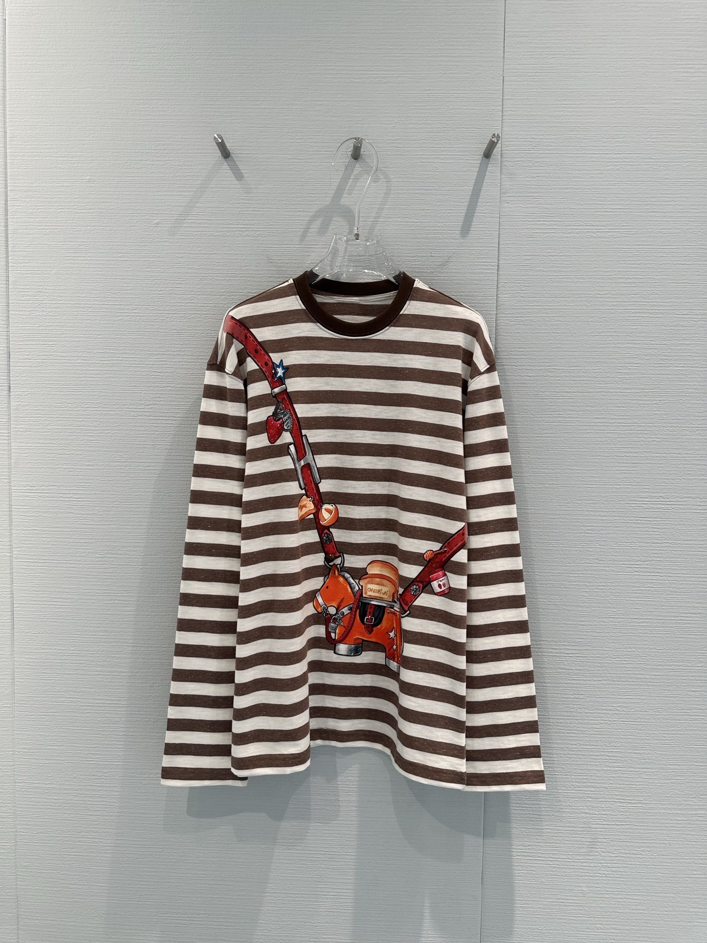 NO:709301,CHEERi UPi 2026 Spring Year of the Horse Zodiac Series 'Mahu' striped long-sleeved T-shirt, brown and white stripes + cartoon pony crossbody bag print, full of fun, meaning good luck in the New Year, soft and comfortable cotton fabric, loose fit, very suitable for daily casual wear, wear it in the New Year or the year of your zodiac, it is blessed with good luck, and it looks great with jeans and casual pants!  ,,satchels,crossbody bags,jeans,tees,t-shirt,19860909CHEERi UPi 2026春季马年生肖系列“马上胡”条纹长袖T恤,棕白条纹+卡通小马斜挎包印花,趣味满满,寓意新年好运,棉质面料柔软舒适,宽松版型,日常休闲穿搭超合适,新年或本命年穿它,红运加持,搭配牛仔裤、休闲裤都很出彩！,,satchels,crossbody bags,jeans,tees，t-shirt,,Women's clothing