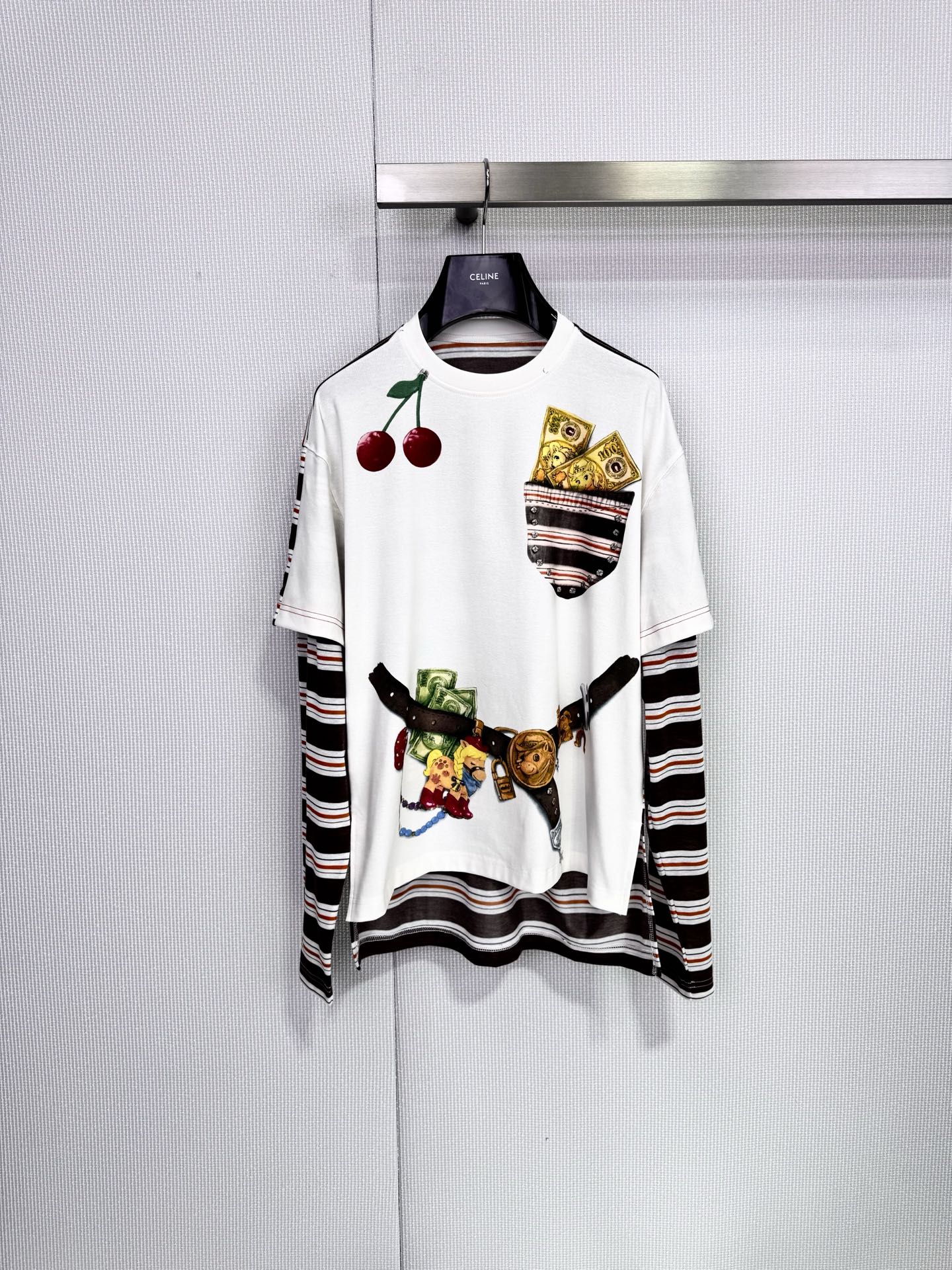 NO:709324,The 2026 spring 'Wealth of Money' series long-sleeved T-shirts have an off-white background + childlike prints. Gold coins, belts and coin elements have a super wealth-attracting atmosphere. The sleeves are spliced ​​with brown and white stripes. The fake two-piece design is full of layers. The loose fit is comfortable and slim. It is great for daily wear or New Year's style. Pair it with a striped skirt or jeans, and you can easily get a lazy and fashionable style. It has both design and fun!  Size SML,,skirts,jeans,tees,t-shirt,198609092026春季“腰缠万贯”系列长袖T恤,米白底色+童趣印花,金币、腰带、钱币元素超有招财氛围感,袖子拼接棕白条纹,假两件设计层次感满满,宽松版型舒适又显瘦,日常穿搭或新年造型都很出彩,搭配条纹半裙或牛仔裤,轻松get慵懒时髦风,设计感与趣味性兼具！码数SML,,skirts,jeans,tees，t-shirt,,Women's clothing