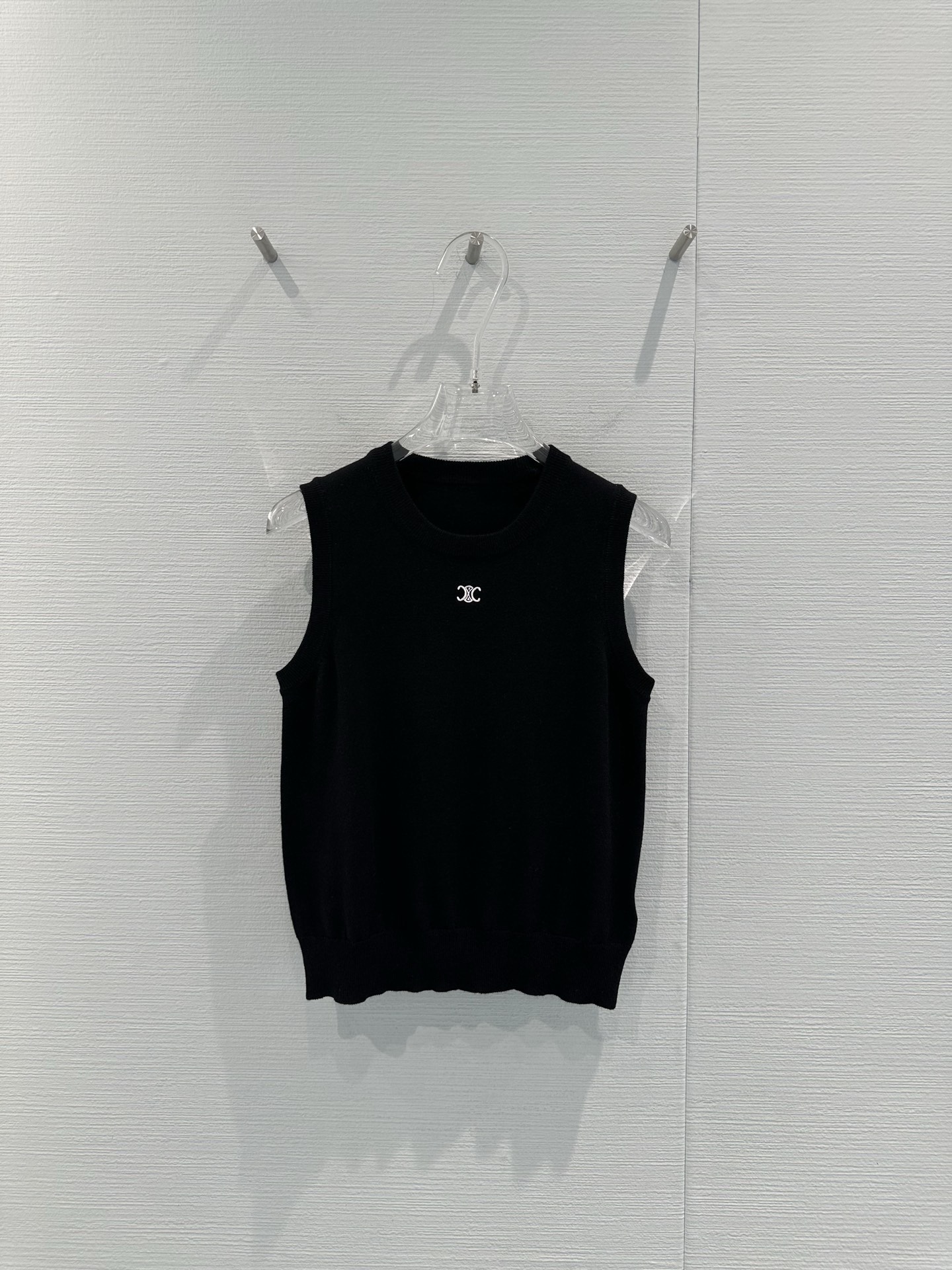 NO:709302,CELINE Arc de Triomphe logo knitted vest, made of soft wool material, off-white, simple and versatile, with the Arc de Triomphe embroidery on the chest very recognizable!  Sleeveless round neck design, loose fit, suitable for wearing alone or layered, easy to control in spring, summer and autumn ~ The knitted texture is exquisite, breathable and comfortable, it can be worn for commuting and leisure, it is fashionable and practical!  ,,celine,19860909CELINE凯旋门徽标针织背心,采用柔软羊毛材质,米白色简约百搭,胸前凯旋门刺绣超有辨识度！无袖圆领设计,宽松版型,单穿或叠搭都很OK,春夏秋都能轻松驾驭～针织纹理细腻,透气又舒适,通勤休闲都能穿,时尚实用两不误！,,celine,,Women's clothing