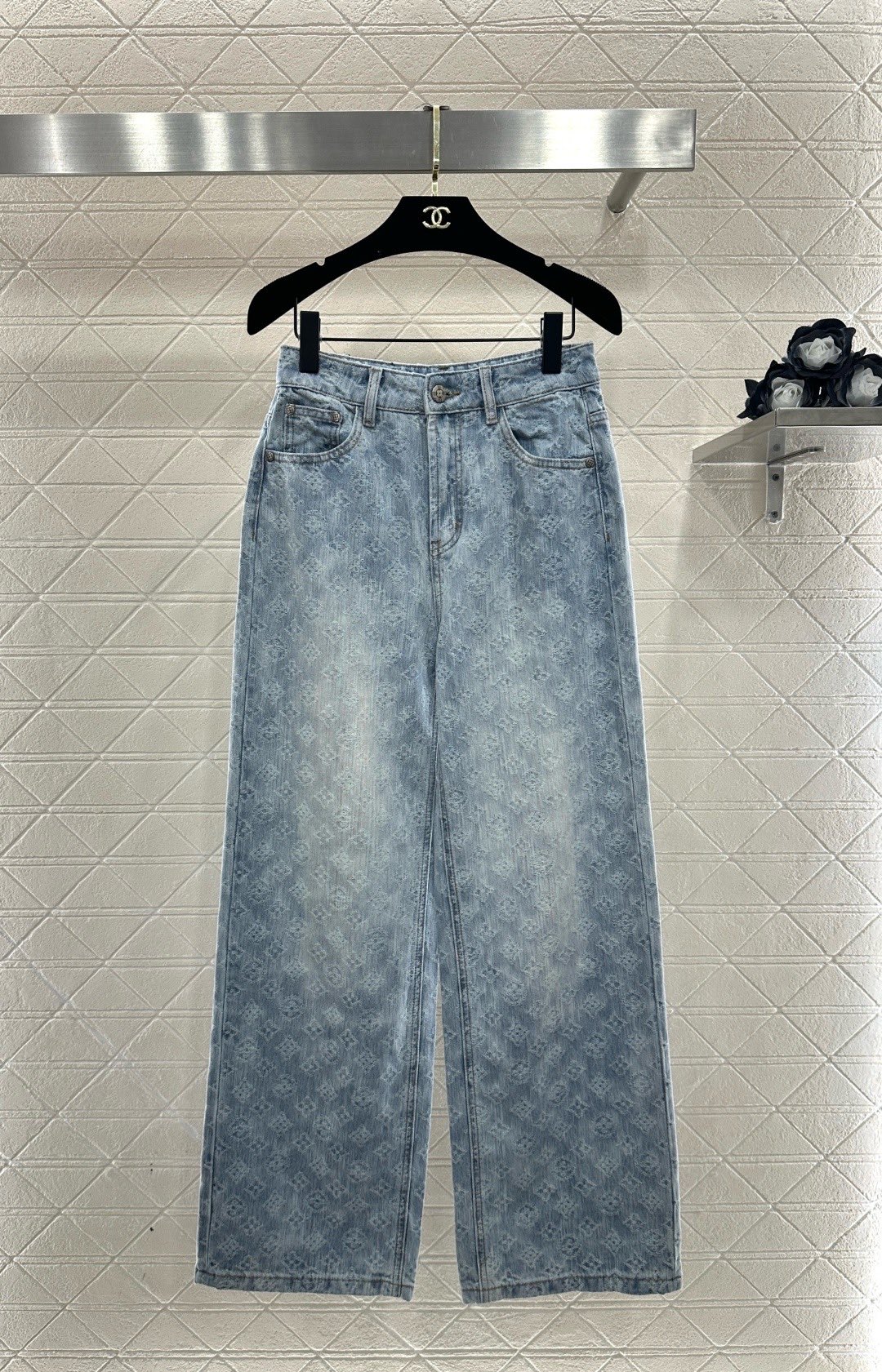 NO:709659,LV all-over printed presbyopic wide-leg jeans. These jeans are made of light blue washed denim fabric. The all-over presbyopic pattern has a super retro feel. It is full of details. The high-waisted wide-leg design makes the legs look slimmer and flattering. The pear-shaped figure is friendly. The fabric is stiff and drapey. It is comfortable to wear without clinging to the legs. It can be easily used for daily commuting or leisure. The stitching is neat, the hardware buttons and zippers are online, and the pockets are well-tailored, practical and beautiful. Pair them with a short top or a sweater, and you can easily get a lazy and high-end style!  Code number SML,,louis vuitton,jeans,19860909LV满印老花阔腿牛仔裤,这款牛仔裤采用浅蓝水洗丹宁面料,满印老花图案超有复古感,细节满满,高腰阔腿设计,显瘦又修饰腿型,梨形身材友好,面料挺括有垂感,穿着舒适不贴腿,日常通勤或休闲都能轻松驾驭,车线工整,五金纽扣和拉链质感在线,口袋剪裁合理,实用又美观,搭配短款上衣或针织衫,轻松get慵懒高级风！码数SML,,louis vuitton,jeans,,Women's clothing