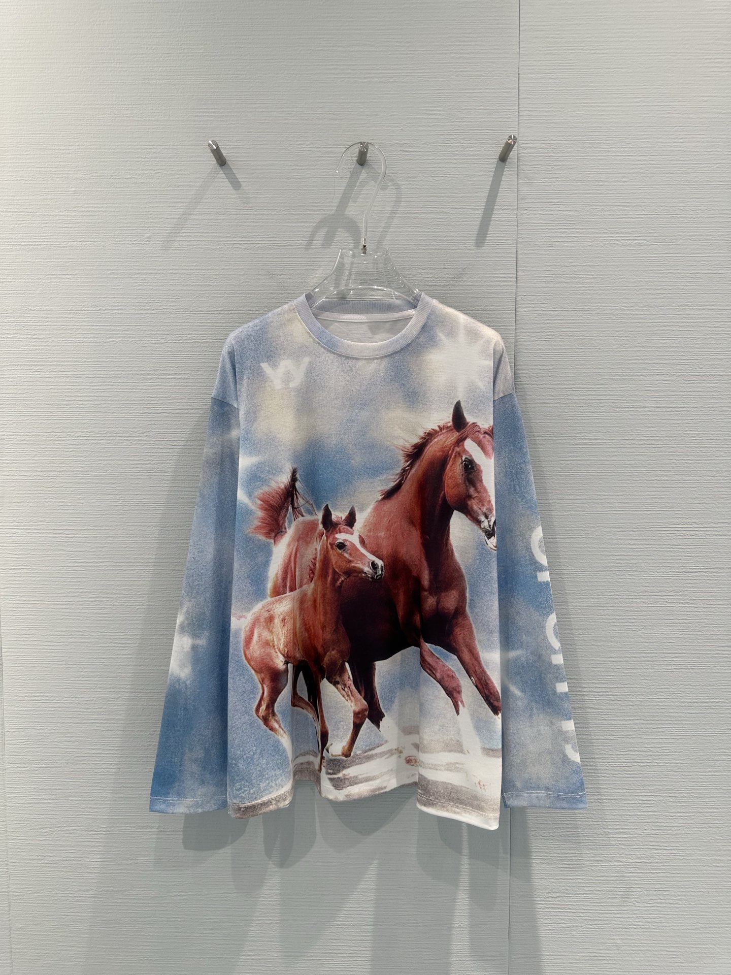 NO:715125,Korean designer brand Open YY's 2026 Year of the Horse limited-edition long-sleeved T-shirt is inspired by the folklore 'red horse'. The horse print on the front has a super New Year atmosphere. It is made of soft cotton and has a slightly loose fit. It is comfortable and fashionable, and can be easily worn by both men and women. It is available in limited quantities and is limited to Seoul. It will not be replaced when sold out. It has full collection value. Pair it with overalls or jeans. It is easy to get a trendy outfit. It is suitable for daily outings and festivals!  Code number SML,,jeans,tees,t-shirt,19860909韩国设计师品牌Open YY 2026马年限定长袖T恤,灵感来自民俗“红马”,正面骏马印花超有新年氛围感,柔软棉质,微宽松版型,舒适又时髦,男女都能轻松驾驭.限量发售,首尔限定,售完不补,收藏价值满分,搭配工装裤或牛仔裤,轻松get潮流穿搭,日常出街、节日都很适合！ 码数SML,,jeans,tees，t-shirt,,Women's clothing