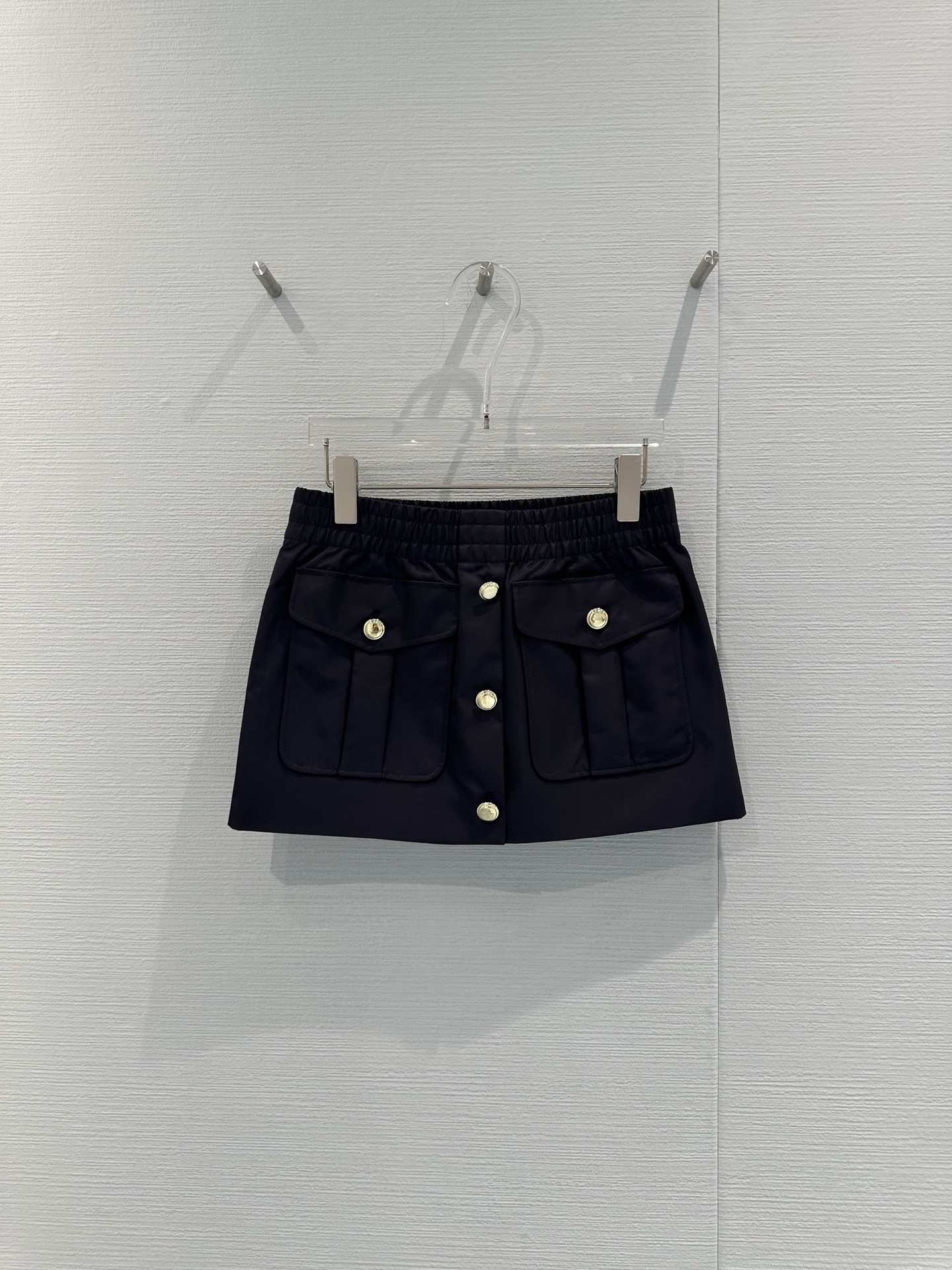 NO:716760,Miu Miu work style skirt, this work style skirt is made of dark nylon fabric, light and shiny, with gilt metal buttons, retro and fashionable, high waist elastic design, comfortable and long legs, three-dimensional work clothes pockets on the chest are super layered, practical and good-looking, the skirt shape is not cramped, it can be easily worn in daily wear or sweet and cool style, paired with a short jacket or sweater, it is full of youthful rebellion and girlish atmosphere!  Size SML,,miumiu,skirts,jackets & coats,19860909Miu Miu工装风短裙,这款工装风短裙,采用深色尼龙面料,轻盈有光泽,搭配金属鎏金纽扣,复古又时髦,高腰松紧设计,舒适显腿长,胸前立体工装口袋超有层次感,实用又好看,短裙型不局促,日常穿搭或甜酷风都能轻松驾驭,搭配短外套或针织衫,青春叛逆感满满,少女氛围直接拉满！ 码数SML,,miumiu,skirts,jackets & coats,,Women's clothing