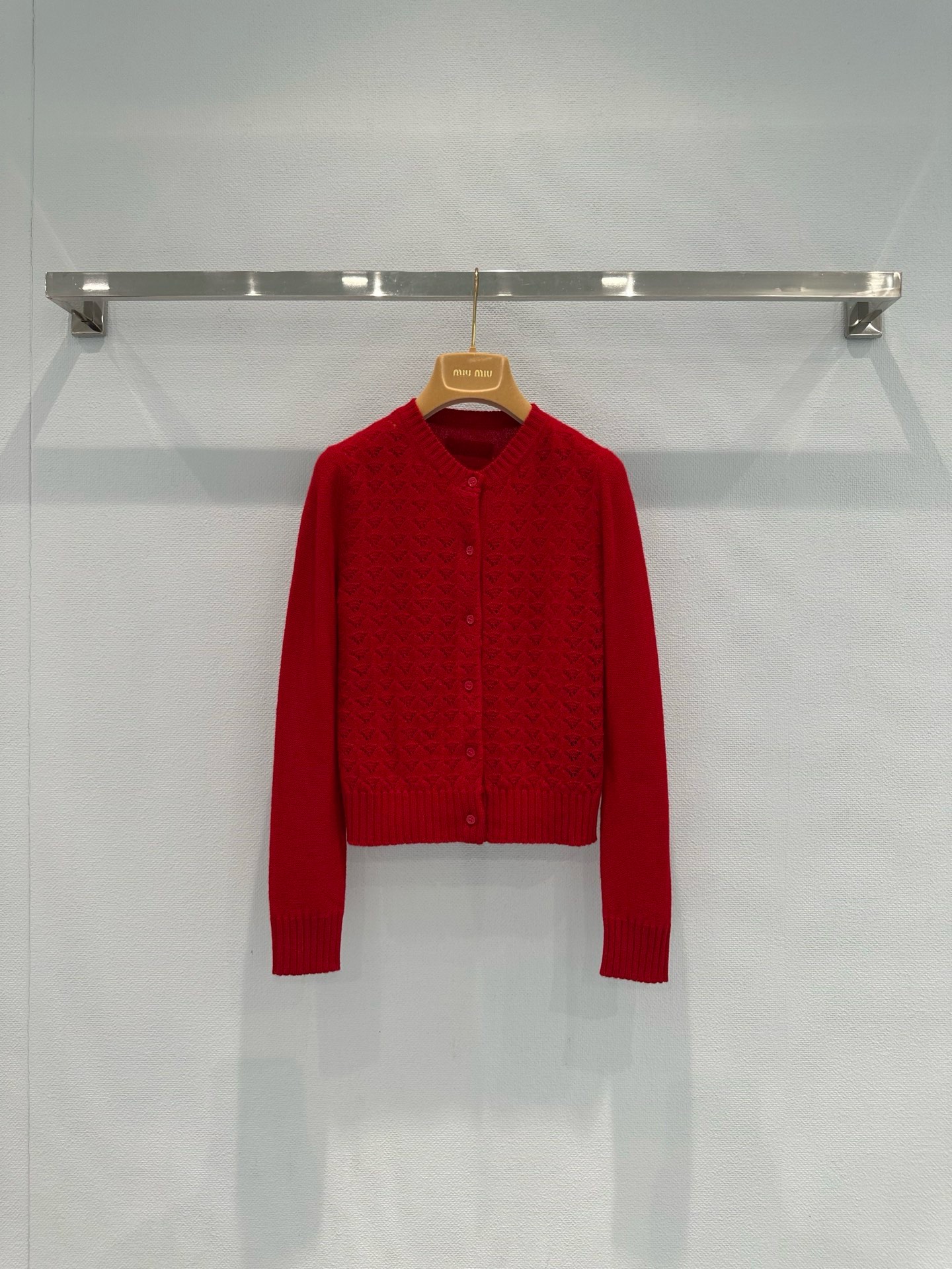 NO:732987,Miu Miu red hollow knitted cardigan, this red hollow knitted cardigan is made of cashmere, soft and skin-friendly, and super comfortable to wear!  Retro college style design, round neck + short tailoring, easy to cope with temperature changes in early spring, hollow knitted body, exquisite and transparent lace texture, loose silhouette, slim and versatile, full of festive atmosphere, can be easily worn during the New Year or daily life, paired with skirts or high-waisted pants, elegant and casual, easy to get a fashionable look!  Code numberSML,,miumiu,skirts,19860909Miu Miu红色镂空针织开衫,这款红色镂空针织开衫,采用山羊绒材质,柔软亲肤,穿着超舒适！复古学院风设计,圆领+短款剪裁,轻松应对早春温度变化,衣身镂空针织,蕾丝纹理精致通透,宽松廓形显瘦又百搭,节日氛围感满满,新年或日常都能轻松驾驭,搭配裙装或高腰裤,优雅随性,轻松get时髦造型！码数SML,,miumiu,skirts,,Women's clothing