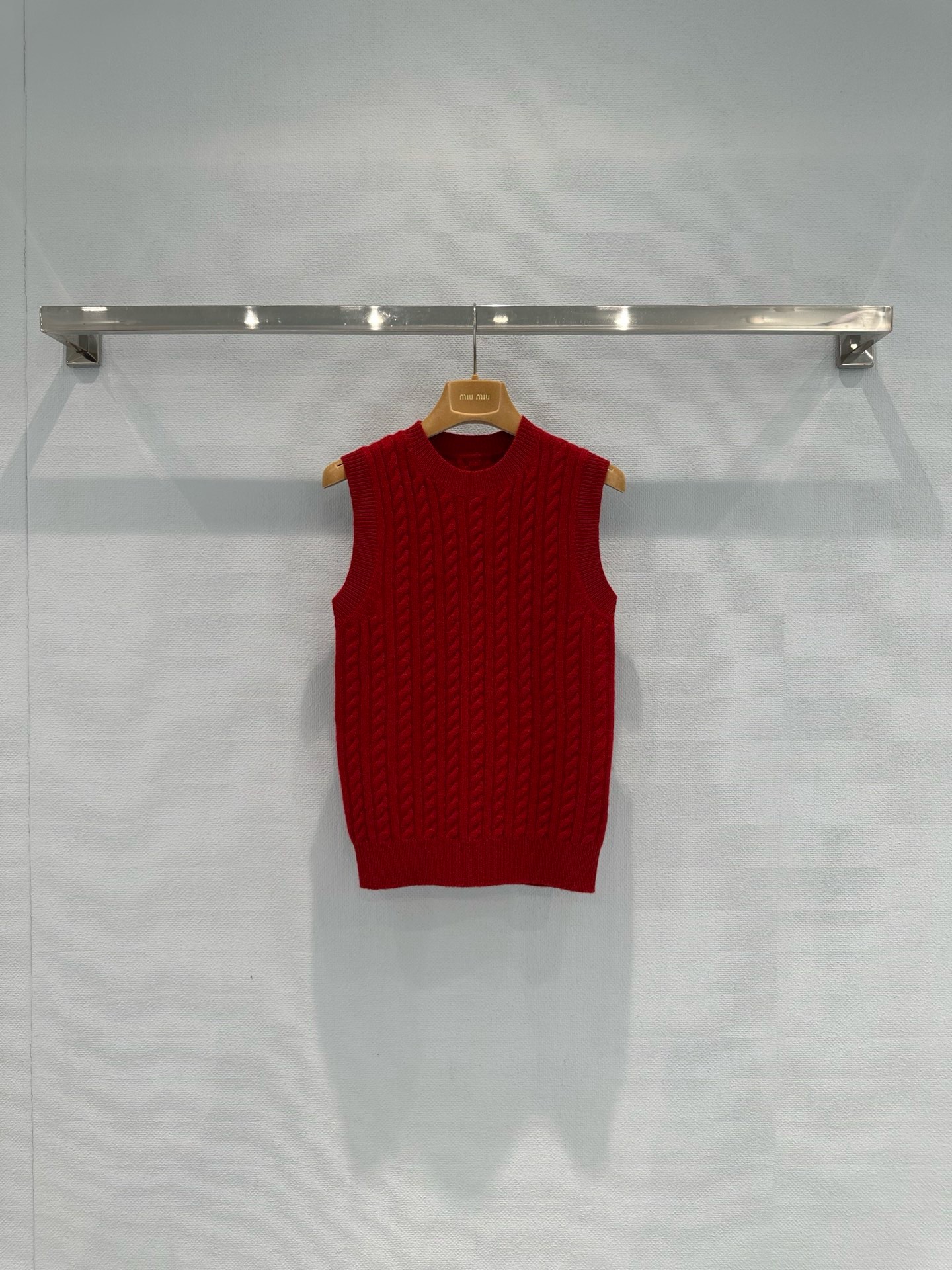 NO:732977,MiuMiu red cashmere knitted vest, MiuMiu red cashmere knitted vest, made of wool, is soft and delicate, and has excellent warmth retention!  The classic twist texture + round neck sleeveless design is great when layered or worn alone. The bright red color is white and retro, full of festive atmosphere, and the low-key logo on the back is very recognizable. Wear it alone in spring and autumn, or match it with a shirt or turtleneck sweater in winter to create a layered look. It can be easily worn at commuting parties!  Size SML,,miumiu,sweaters,shirts,19860909MiuMiu红色羊绒针织背心,MiuMiu红色羊绒针织背心,采用羊毛,柔软细腻,保暖性超赞！经典麻花纹理+圆领无袖设计,叠穿或单穿都很出彩,鲜艳红色显白又复古,节日氛围感满满,背后低调Logo超有辨识度,春秋单穿,冬季搭配衬衫或高领毛衣,轻松打造层次感,通勤聚会都能轻松驾驭！码数SML,,miumiu,sweaters,shirts,,Women's clothing