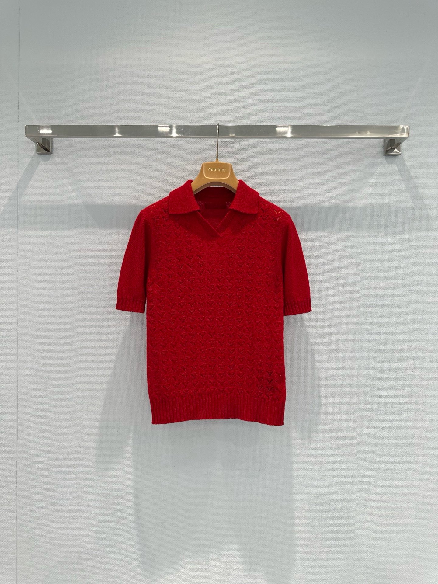 NO:732967,MiuMiu red cashmere knitted vest, red cashmere knitted vest, made of cashmere, soft and delicate, with excellent warmth retention!  The classic twist texture + round neck sleeveless design is great when layered or worn alone. The bright red color is white and retro, full of festive atmosphere, and the low-key logo on the back is very recognizable. Wear it alone in spring and autumn, or match it with a shirt or turtleneck sweater in winter to create a layered look. It can be easily worn at commuting parties!  Size SML,,miumiu,sweaters,shirts,19860909MiuMiu红色羊绒针织背心,红色羊绒针织背心,采用羊绒,柔软细腻,保暖性超赞！经典麻花纹理+圆领无袖设计,叠穿或单穿都很出彩,鲜艳红色显白又复古,节日氛围感满满,背后低调Logo超有辨识度,春秋单穿,冬季搭配衬衫或高领毛衣,轻松打造层次感,通勤聚会都能轻松驾驭！码数SML,,miumiu,sweaters,shirts,,Women's clothing