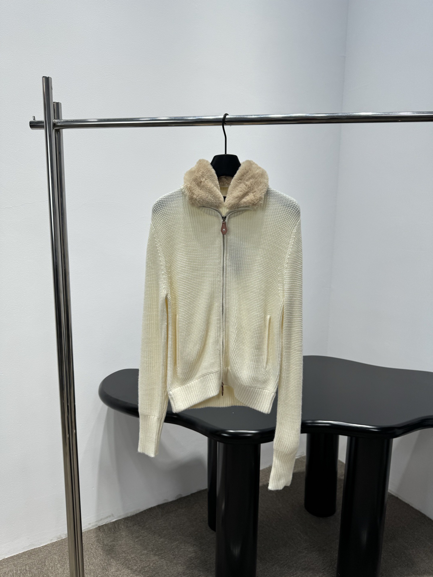 NO:732957,Loro Piana cream-white knitted wool jacket is made of high-quality wool, soft and warm, perfect for autumn and winter. Cream-white color + plush lapels, elegant and high-end. The zipper design is easy to put on and take off. It can be easily used for daily commuting or formal occasions. The knitted texture is exquisite and the texture is perfect. It belongs to the 'old money style' series. It is low-key and luxurious, a must-have for girls with temperament. It is very cost-effective!  Size SML,,loro piana,jackets & coats,19860909Loro Piana奶油白针织羊毛外套,采用高品质羊毛,柔软又保暖,秋冬穿超合,奶油白色调+毛绒翻领,优雅又高级,拉链设计方便穿脱,日常通勤或正式场合都能轻松驾驭,针织纹理细腻,质感满分,属于“老钱风”系列,低调奢华,气质女生必入,性价比很高哦！ 码数SML,,loro piana,jackets & coats,,Women's clothing