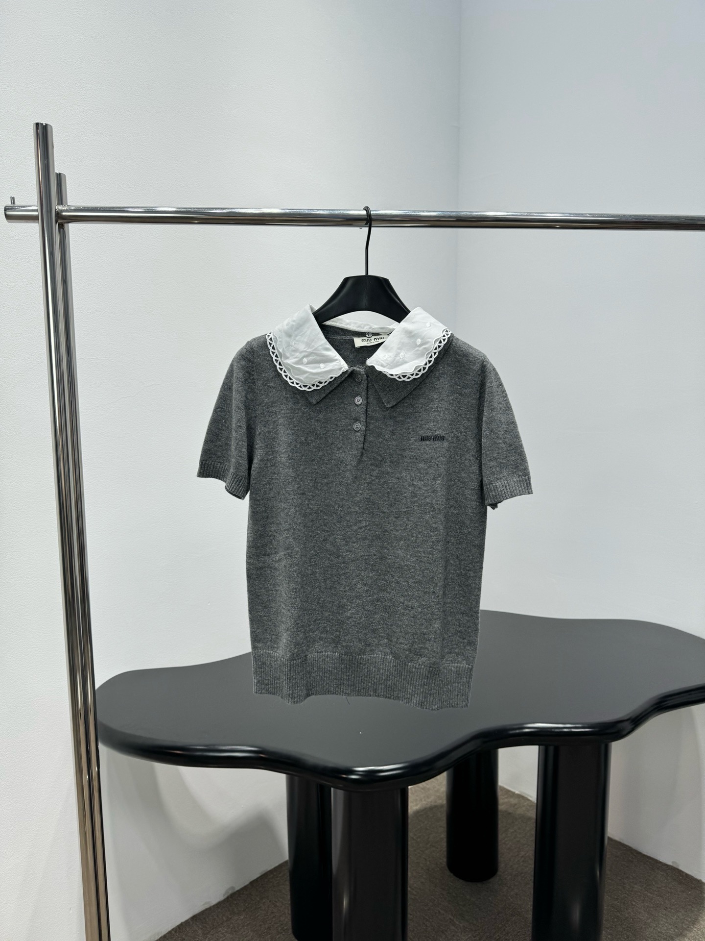 NO:733040,MiuMiu gray knitted short-sleeved POLO shirt, soft fabric is super comfortable, white lace lapel design is full of exquisiteness, two buttons on the front, easy to put on and take off, small embroidery details on the chest enhance recognition, it can be easily used for daily commuting and leisure, it goes well with jeans or skirts, simple and detailed, suitable for sisters who like low-key fashion!  Size SML,,miumiu,skirts,jeans,T-shirt,19860909MiuMiu灰色针织短袖POLO衫,柔软面料超舒适,白色蕾丝翻领设计精致感满满,正面两颗纽扣,穿脱方便,胸前小刺绣细节提升辨识度,日常通勤、休闲都能轻松驾驭,搭配牛仔裤或半身裙都很OK,简约又有细节感,适合喜欢低调时尚的姐妹们！ 码数SML,,miumiu,skirts,jeans,T-shirt,,Women's clothing
