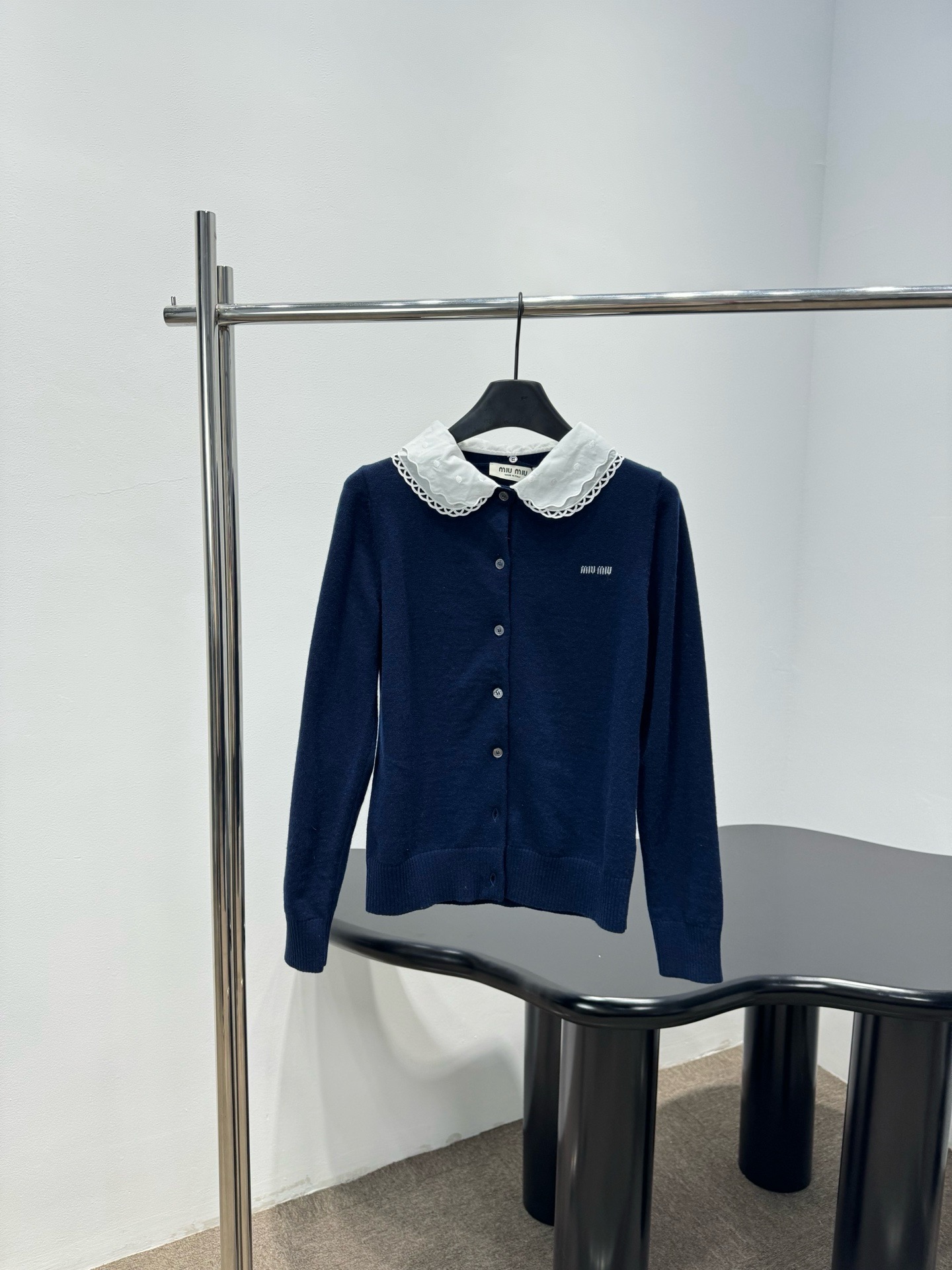 NO:733030,MiuMiu blue knitted cardigan, this blue knitted cardigan is made of soft knitted fabric and is super comfortable to wear. It has a white lace doll collar design, which is retro and sweet. It has perfect details. It has metal buttons on the front and is easy to put on and take off. The brand embroidery on the chest is low-key and recognizable. It can be easily used for daily commuting and leisure. It looks great with shirts or dresses. It is easy to get elegant temperament!  Size SML,,miumiu,skirts,shirts,19860909MiuMiu蓝色针织开衫,这款蓝色针织开衫,柔软针织面料,穿着超舒适,白色蕾丝娃娃领设计,复古又甜美,细节满分,正面金属纽扣,穿脱方便,胸前品牌刺绣低调有辨识度,日常通勤、休闲都能轻松驾驭,搭配衬衫或连衣裙都很出彩,优雅气质轻松get！码数SML,,miumiu,skirts,shirts,,Women's clothing