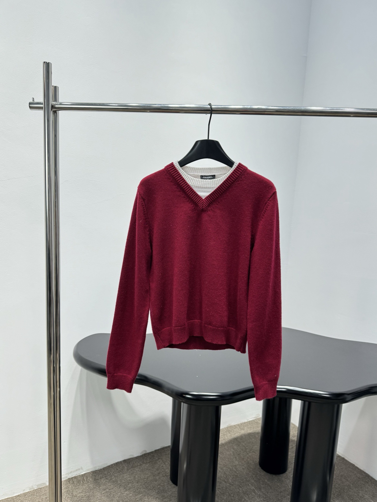 NO:733015,Chanel Chanel burgundy V-neck knitted sweater, this burgundy V-neck knitted sweater is made of soft knitted fabric, comfortable to the touch, super warm to wear in autumn and winter. The V-neck design modifies the neck line, and layered shirts or T-shirts are very layered. The burgundy color is low-key and elegant, and can be easily worn for commuting and parties. The body is loose, the cuffs and hem are closed, warm and fit. Paired with jeans or casual pants, it is simple and textured, and you can easily get a high-end look!  Size SML,,chanel,chanel,jeans,sweaters,shirts,tees,t-shirt,19860909Chanel香奈儿酒红色V领针织毛衣,这款酒红色V领针织毛衣,采用柔软针织面料,触感舒适,秋冬穿超暖,V领设计修饰颈部线条,叠穿衬衫或T恤都很有层次感,酒红色低调优雅,通勤、聚会都能轻松驾驭,衣身宽松,袖口和下摆收口,保暖又贴合.搭配牛仔裤或休闲裤,简约又有质感,轻松get高级感穿搭！码数SML,,chanel,chanel,jeans,sweaters,shirts,tees，t-shirt,,Women's clothing