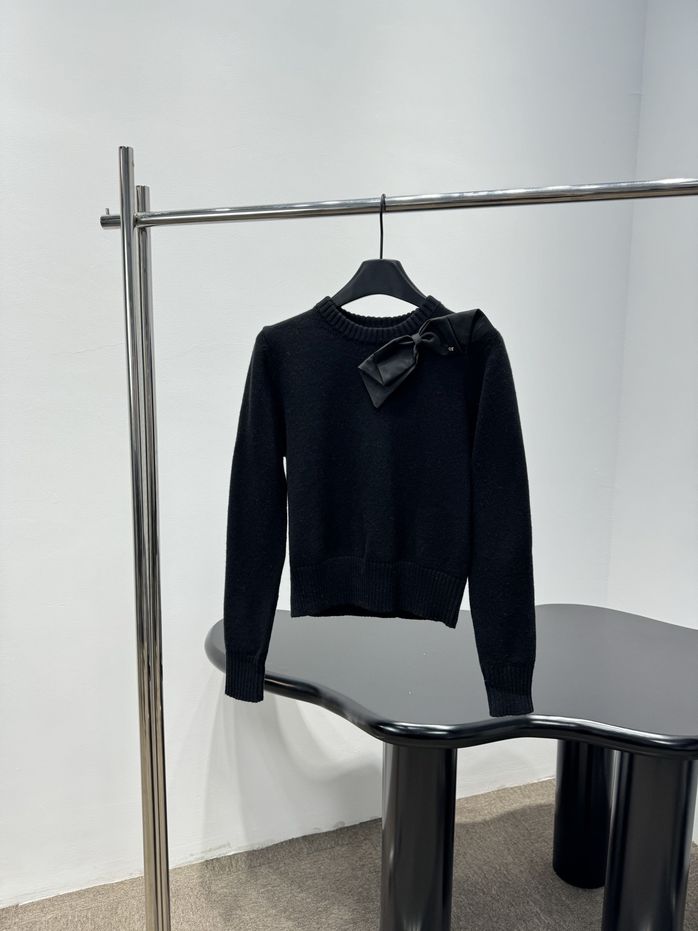NO:733005,Dior black bow sweater, this black sweater is made of soft knitted fabric, warm and comfortable, perfect for autumn and winter!  The shoulder bow design is super detailed, elegant and playful. The round neck + slim cut fit the body shape and look great with high-waisted pants or skirts. The black color is versatile and can be easily used for commuting, gatherings and daily life. It is simple and yet has a sense of design. It is a must-have for fashionistas!  Code numberSML,,dior,skirts,19860909Dior黑色蝴蝶结针织衫,这款黑色针织衫采用柔软针织面料,保暖又舒适,秋冬穿超合适！肩部蝴蝶结设计超有细节感,优雅又俏皮.圆领+修身剪裁,贴合身形,搭配高腰裤或裙子都很出彩,黑色百搭,通勤、聚会、日常都能轻松驾驭,简约又不失设计感,时髦精必入！码数SML,,dior,skirts,,Women's clothing