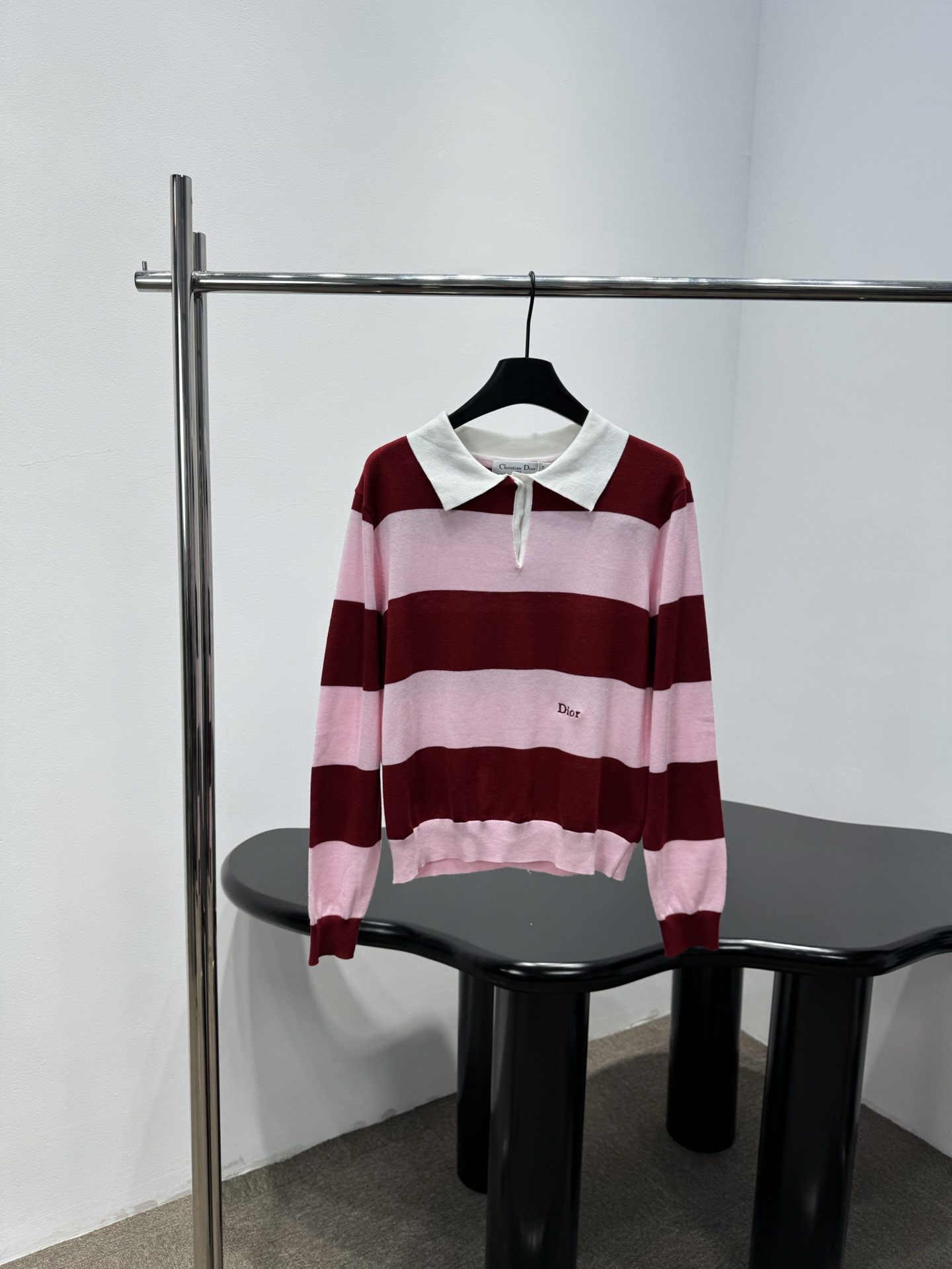 NO:732996,Dior 2026 spring striped sweater. This striped sweater has burgundy + pink wide stripes and a white Polo collar. It is retro and age-reducing. It is made of soft knitted fabric. It is OK to wear alone in spring and autumn or layered in winter. The 'Dior' embroidery on the chest is low-key and recognizable. The loose version is super relaxed. Pair it with jeans or a pleated skirt. You can easily get a college style or Korean style!  Code numberSML,,dior,skirts,jeans,19860909Dior 2026春款条纹针织衫,这款条纹针织衫,酒红+粉色宽条纹,白色Polo领,复古又减龄,柔软针织面料,春秋单穿或冬季叠穿都很OK,胸前“Dior”刺绣低调有辨识度,宽松版型超显松弛感,搭配牛仔裤或百褶裙,轻松get学院风or韩系穿搭！ 码数SML,,dior,skirts,jeans,,Women's clothing