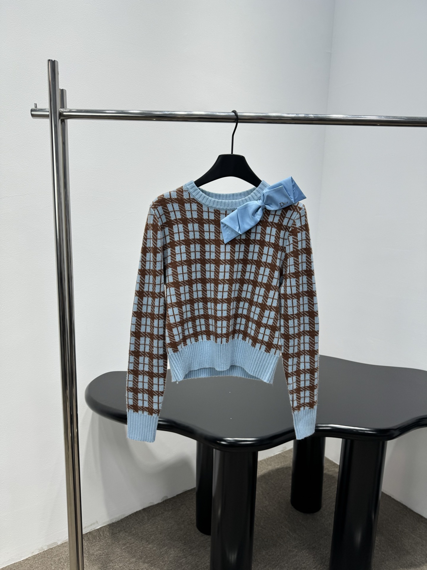 NO:733033,Dior blue and brown plaid bow knitted sweater, blue and brown plaid design + soft knitted fabric, super comfortable to wear, blue bow embellishment on the neckline, sweet and design sense, blue ribbing on the cuffs and hem, fit and not easy to deform, easy to control for daily commuting and leisure, match with high-waisted pants or skirts, elegant and casual style, knitted material is easy to care for, it is recommended to hand wash or machine wash at low temperature to keep it soft and beautiful!  Code numberSML,,dior,skirts,19860909Dior蓝棕格纹蝴蝶结针织衫,蓝棕格纹设计+柔软针织面料,穿着超舒适,领口蓝色蝴蝶结点缀,甜美又有设计感,袖口和下摆蓝色罗纹收口,贴合不易变形,日常通勤、休闲都能轻松驾驭,搭配高腰裤或半身裙,优雅休闲风get,针织材质易打理,建议手洗或低温机洗,保持柔软和美观哦！码数SML,,dior,skirts,,Women's clothing