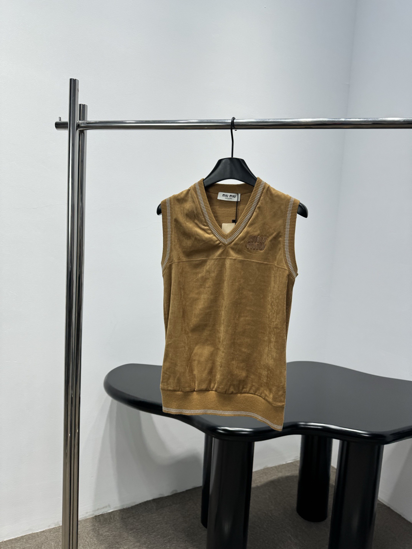 NO:733726,MiuMiu khaki sleeveless sweater, this khaki sleeveless sweater is made of soft knitted fabric, V-neck + ribbed edge design, simple and detailed. The brand embroidery on the chest is very recognizable. The loose fit is comfortable to wear. It is very suitable for spring and summer. The sleeveless design is OK to wear alone or layered. It can easily create a Korean lazy style or commuting style. Pair it with a short skirt or casual pants of the same color to easily get a fashionable look!  Code numberSML,,miumiu,skirts,19860909MiuMiu 卡其色无袖针织衫,这款卡其色无袖针织衫,柔软针织面料,V领+罗纹边设计,简约又有细节感,胸前品牌刺绣超有辨识度,宽松版型穿着舒适,春夏季节超适合,无袖设计单穿或叠搭都很OK,轻松打造韩系慵懒风或通勤风,搭配同色系短裙或休闲裤,轻松get时髦造型！码数SML,,miumiu,skirts,,Women's clothing