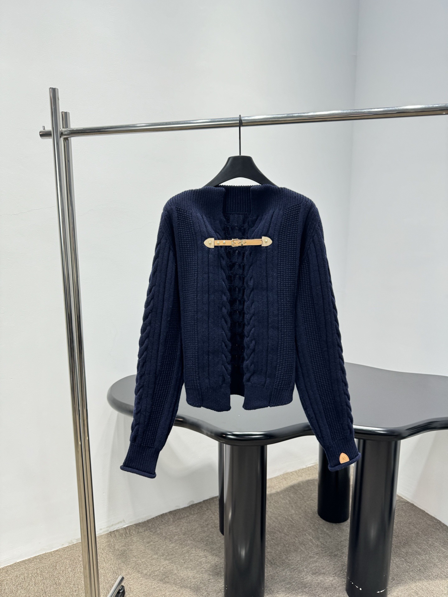 NO:733734,LV 2026 early spring series dark blue twist knitted cardigan, wool blend material, soft and warm, very suitable for autumn and winter, three-dimensional twist texture + light brown leather buckle, perfect details, there are also leather logos on the cuffs and hem, full of brand sense, short off-shoulder version, slim and tolerant, can be easily worn for daily commuting or festivals, looks great with skirts and trousers, elegant retro style get!  ,,louis vuitton,skirts,19860909LV 2026早春系列深蓝色麻花针织开衫,羊毛混纺材质,柔软又保暖,秋冬穿超合适,立体麻花纹理+浅棕皮革扣饰,细节满分,袖口和下摆也有皮革徽标,品牌感十足,短款落肩版型,显瘦又包容身材,日常通勤或节日都能轻松驾驭,搭配裙装裤装都很出彩,优雅复古风get！,,louis vuitton,skirts,,Women's clothing