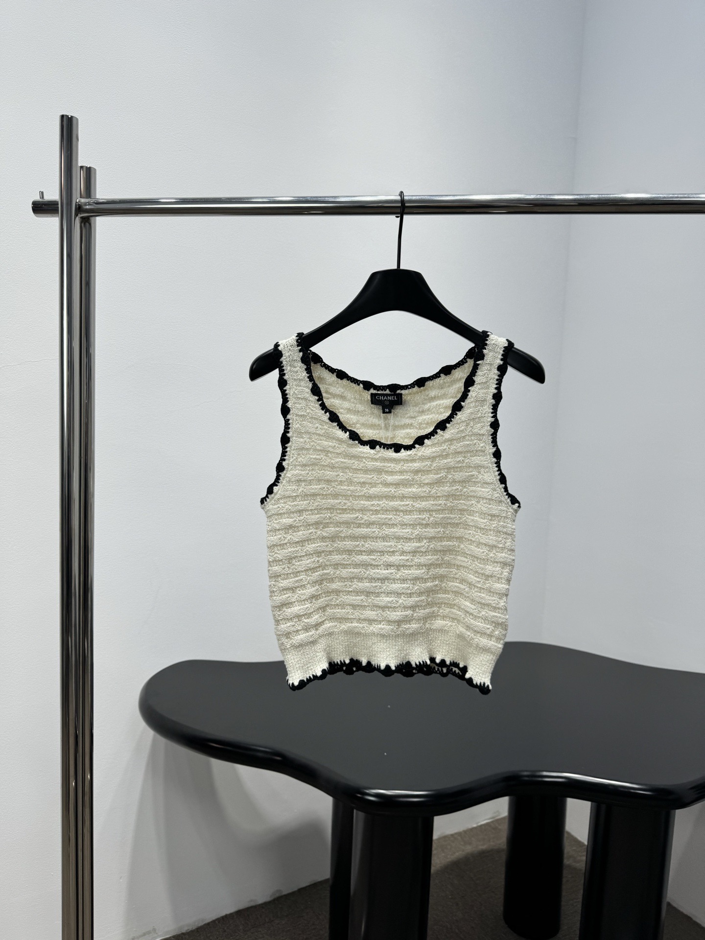 NO:733735,CHANEL knitted hollow vest, this white knitted hollow vest is embellished with black lace. It is simple and detailed. It is soft knitted fabric, breathable and comfortable. It is very suitable for summer. The short design modifies the waistline. Pair it with high-waisted pants or skirts to easily get French elegance. It can be worn daily or on vacation. It is practical and fashionable. It is a must-have and versatile item for summer wardrobe!  ,,chanel,skirts,19860909CHANEL针织镂空背心,这款白色针织镂空背心,黑色花边点缀,简约又有细节感,柔软针织面料,透气舒适,夏天穿超合适,短款设计修饰腰线,搭配高腰裤或半裙,轻松get法式优雅风,日常、度假都能穿,实用又时髦,是夏季衣橱必备百搭单品！,,chanel,skirts,,Women's clothing