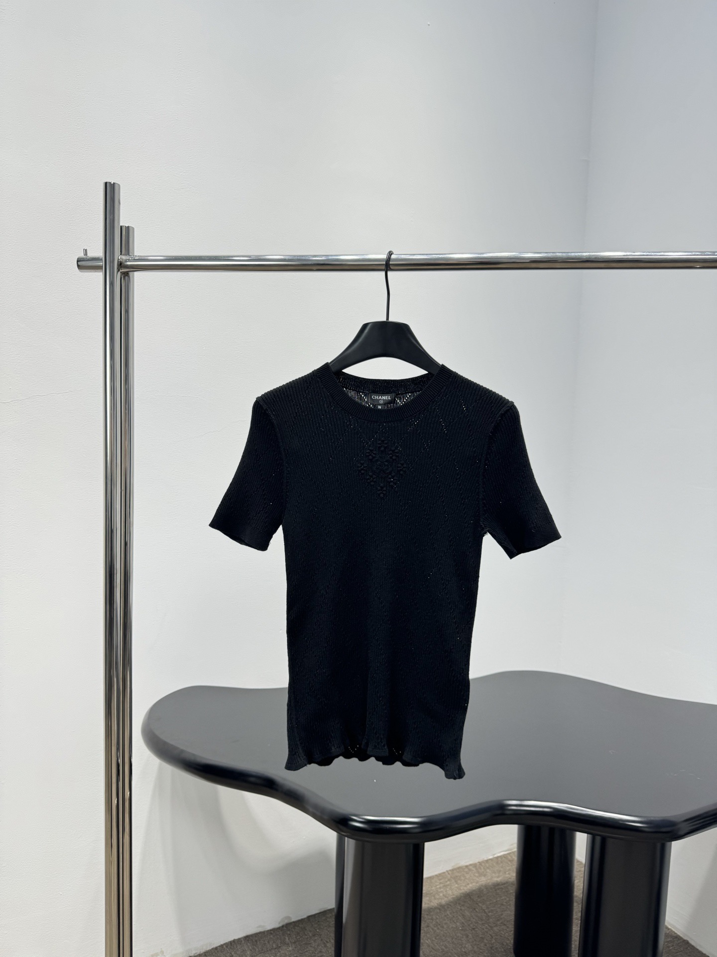 NO:736060,Chanel pitted knitted short-sleeved T-shirt, this pitted knitted short-sleeved T-shirt has elastic fabric that fits the body shape, slimming and slimming. The round neck design modifies the neck line. The wavy lace at the hem is super detailed. The black color is fresh and versatile. It is very suitable for spring and summer. It can be easily switched with jeans, skirts or wide-leg pants. It is OK for commuting, dating and leisure!  The fabric is soft and comfortable, machine washable and not easy to deform, practical and fashionable, it is a must-have and versatile item in the wardrobe, size SML, chanel, skirts, jeans, T-shirt, tees, t-shirt,19860909Chanel坑条针织短袖T恤,这款坑条针织短袖T恤,弹力面料贴合身形,修身显瘦,圆领设计修饰脖颈线条,下摆波浪花边超有细节感,黑清新百搭,春夏穿超合适,无论配牛仔裤、半裙还是阔腿裤都能轻松切换风格,通勤、约会、休闲都OK！面料柔软舒适,机洗不易变形,实用又时髦,是衣橱必备百搭单品, 码数SML,,chanel,skirts,jeans,T-shirt,tees，t-shirt,,Women's clothing