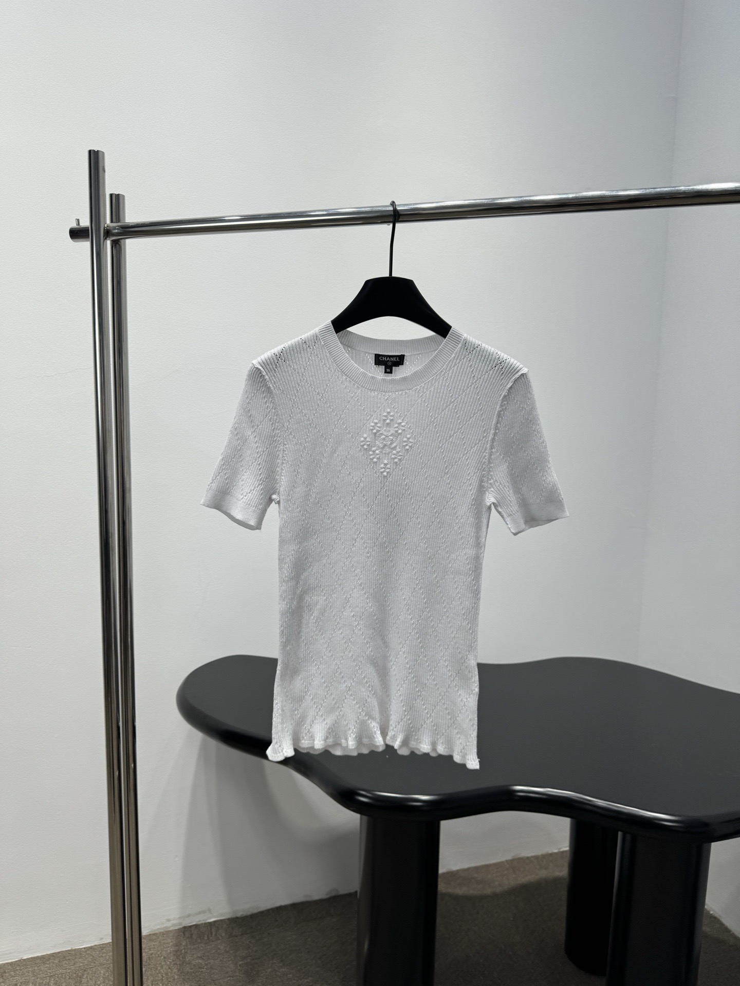 NO:736073,Chanel pitted knitted short-sleeved T-shirt, this pitted knitted short-sleeved T-shirt is made of stretch fabric that fits the body shape, slimming and slimming. The round neck design modifies the neck line. The wavy lace at the hem is super detailed. The white color is fresh and versatile. It is very suitable for spring and summer. It can be easily switched with jeans, skirts or wide-leg pants. It is OK for commuting, dating and leisure!  The fabric is soft and comfortable, machine washable and not easy to deform, practical and fashionable, it is a must-have and versatile item in the wardrobe, size SML, chanel, skirts, jeans, T-shirt, tees, t-shirt,19860909Chanel坑条针织短袖T恤,这款坑条针织短袖T恤,弹力面料贴合身形,修身显瘦,圆领设计修饰脖颈线条,下摆波浪花边超有细节感,白色清新百搭,春夏穿超合适,无论配牛仔裤、半裙还是阔腿裤都能轻松切换风格,通勤、约会、休闲都OK！面料柔软舒适,机洗不易变形,实用又时髦,是衣橱必备百搭单品, 码数SML,,chanel,skirts,jeans,T-shirt,tees，t-shirt,,Women's clothing