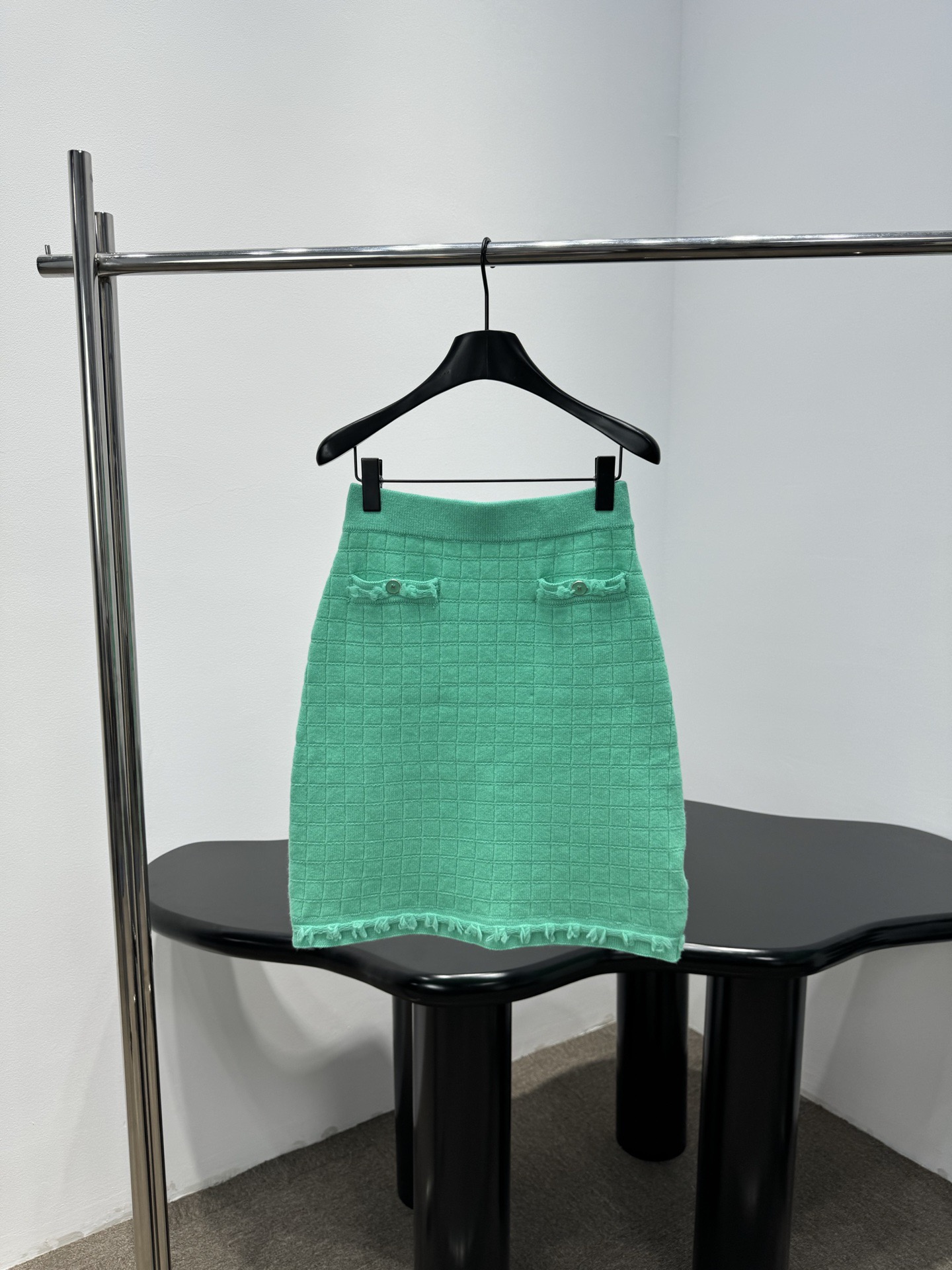 NO:736052,Chanel2026 new green plaid knitted skirt, this green plaid knitted skirt is made of soft knitted fabric, good elasticity and fit, super comfortable to wear, high waist design to modify the waistline, plaid skirt + two small pockets, practical and detailed, tassel embellishment on the skirt, smart and fashionable, can be easily controlled for daily commuting and leisure, and looks great with shirts or sweaters!  Size SML,,chanel,skirts,shirts,19860909Chanel2026新款绿色格纹针织半身裙,这款绿色格纹针织半身裙,采用柔软针织面料,弹性好又贴合,穿着超舒适,高腰设计修饰腰线,裙身格纹+两个小口袋,实用又有细节感,裙摆流苏点缀,灵动又时髦,日常通勤、休闲都能轻松驾驭,搭配衬衫或针织衫都很出彩！码数SML,,chanel,skirts,shirts,,Women's clothing
