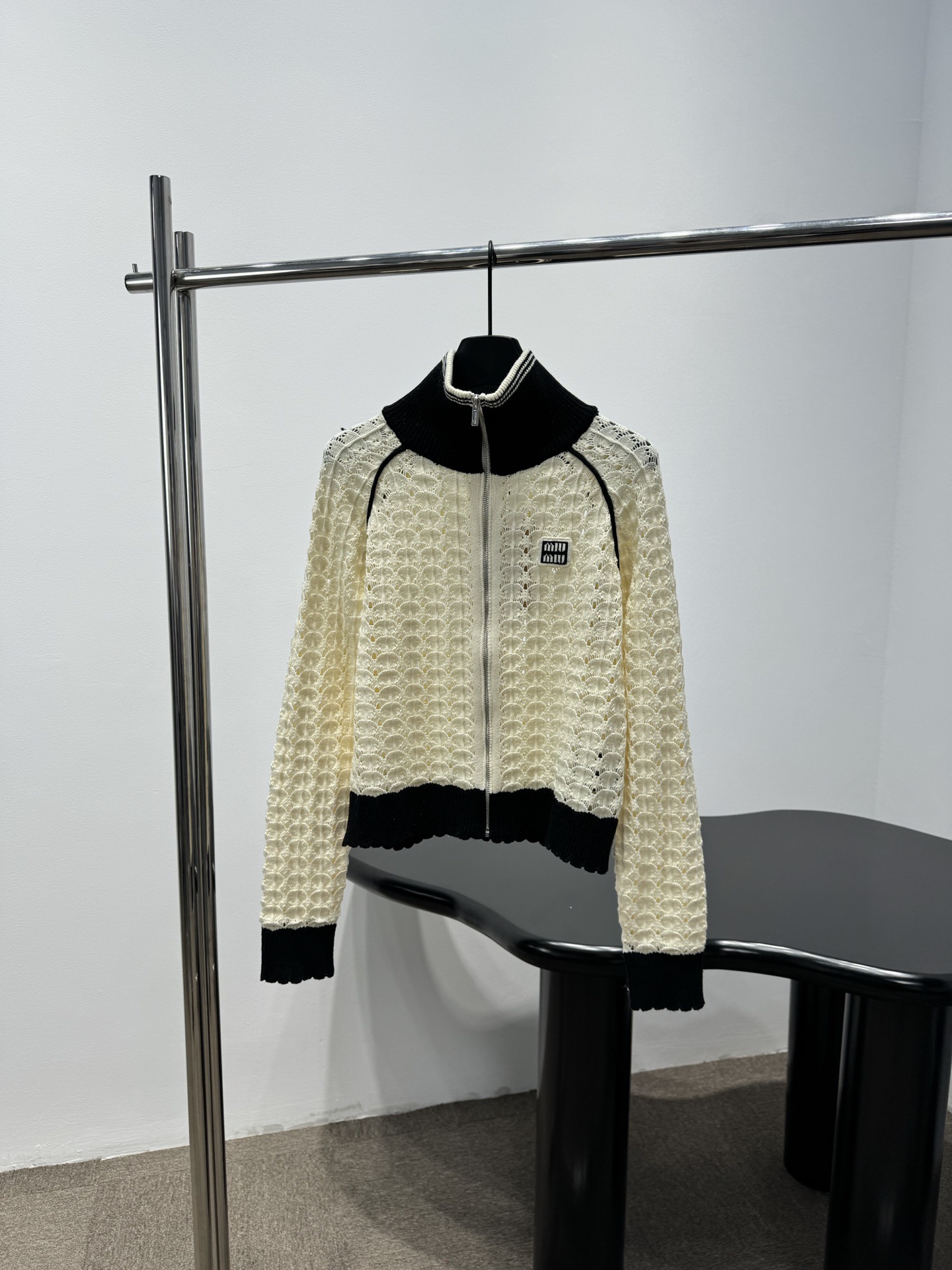 NO:736044,MiuMiu 2026 spring knitted zipper jacket, this knitted zipper jacket, off-white hollow knitting + black wide-brimmed stitching, full of retro college style, super convenient zipper design, super recognizable brand logo on the chest, soft knitted fabric, comfortable and fashionable to wear, paired with a skirt or high boots, you can easily get a sweet and cool retro style, great for daily outings and parties!  Size SML,,miumiu,boots,skirts,jackets & coats,19860909MiuMiu2026春款针织拉链外套,这款针织拉链外套,米白色镂空针织+黑色宽边拼接,复古学院风满满,拉链设计超方便,胸前品牌标识超有辨识度,柔软针织面料,穿着舒适又时髦,搭配半裙或高筒靴,轻松get甜酷复古风,日常出街、聚会都很出彩！码数SML,,miumiu,boots,skirts,jackets & coats,,Women's clothing