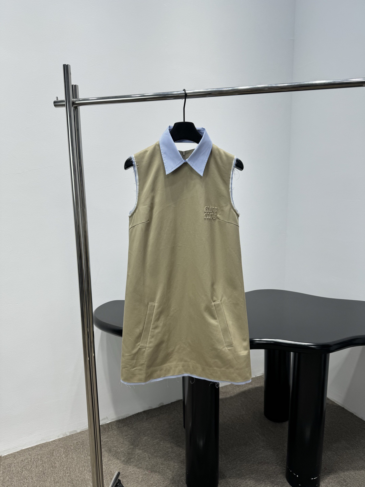 NO:737326,MiuMiu 2026 spring and summer series khaki embroidered vest dress, made of twill cotton, light and breathable, super comfortable to wear in spring and summer, sleeveless + shirt collar stitching, full of college style, embroidered logo on the chest is very recognizable, pockets on both sides are practical and good-looking, can be easily used for daily commuting and leisure, has both retro temperament and modernity, fashionable and versatile!  Size SML,,miumiu,skirts,shirts,19860909MiuMiu 2026春夏系列卡其色刺绣背心连衣裙,斜纹棉布材质,轻盈透气,春夏穿超舒服,无袖+衬衫领拼接,学院风满满,胸前刺绣徽标超有辨识度,两侧口袋实用又好看,日常通勤、休闲都能轻松驾驭,复古气质和现代感兼具,时髦又百搭！码数SML,,miumiu,skirts,shirts,,Women's clothing