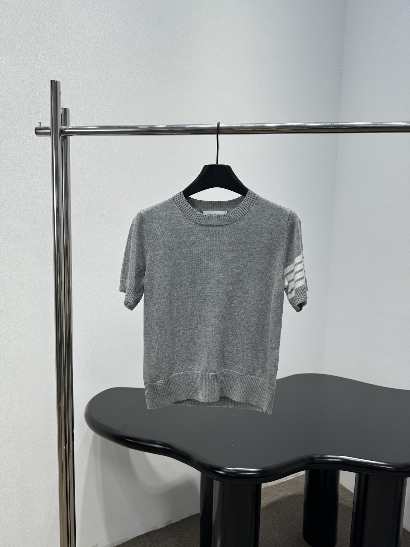 NO:752959,TB gray and pink knitted short sleeves, soft fabrics, comfortable and breathable, a must-have in spring and summer. The round neck design is simple and elegant, with white stripes on the cuffs, full of sportiness, and the hem is slightly gathered to modify the body shape. It is suitable for daily commuting or leisure. The gray is low-key and versatile, and the pink is gentle and fresh. It can be easily matched with jeans, casual pants or skirts, and you can easily get a simple and fashionable style!  Size SML,,skirts,jeans,T-shirt,19860909TB灰色和粉色针织短袖,柔软面料,穿着舒适透气,春夏必备,圆领设计简约大方,袖口白色条纹点缀,运动感满满,下摆微收,修饰身形,日常通勤或休闲都很适合,灰色低调百搭,粉色温柔清新,轻松搭配牛仔裤、休闲裤或裙装,轻松get简约时尚风！ 码数SML,,skirts,jeans,T-shirt,,Women's clothing