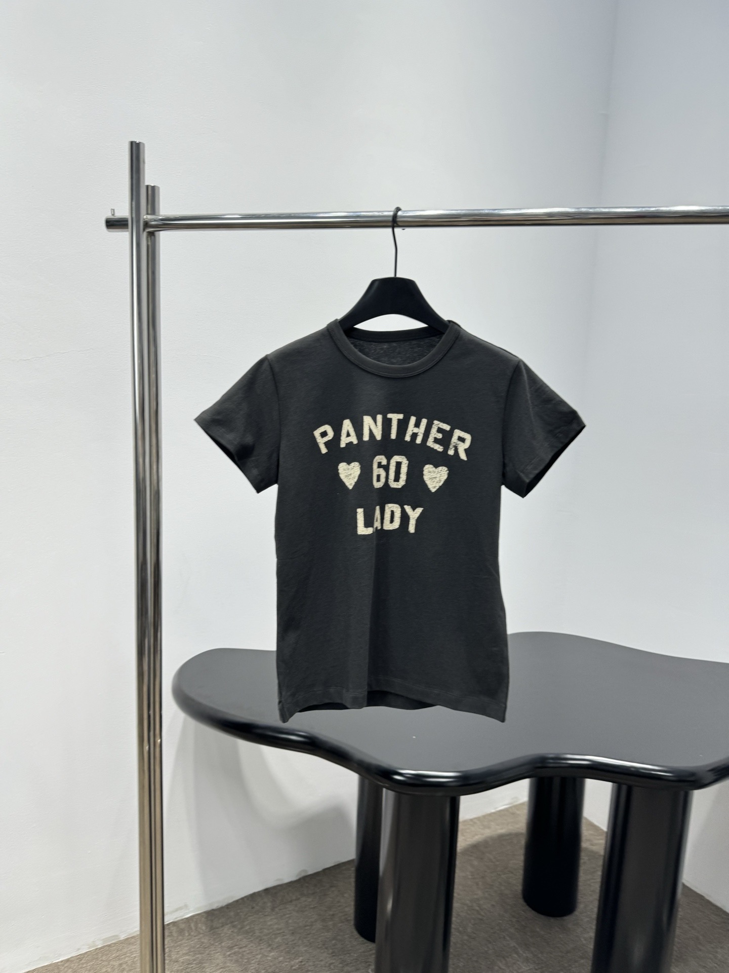 NO:752952,Valentino early spring series Panther 60 Lady short-sleeved T-shirt, made of pure cotton, skin-friendly and breathable, super comfortable to wear in spring and summer. x Leopard texture letters on the chest + love details, retro and playful, full of fashion. Available in black, light blue, and pink. The round neck design is simple and versatile, and the fitted version is not picky on the figure. It is great to wear alone or inside, and it is easy to create a personalized style!  Code number SML,,valentino,T-shirt,tees,t-shirt,19860909Valentino早春系列Panther 60 Lady短袖T恤,纯棉材质,亲肤透气,春夏穿超舒服x胸前豹纹肌理字母+爱心细节,复古又俏皮,时髦感满分,黑色、浅蓝、粉色三色可选,圆领设计简约百搭,合身版型不挑身材,单穿或内搭都很出彩,轻松打造个性穿搭风格！码数SML,,valentino,T-shirt,tees，t-shirt,,Women's clothing