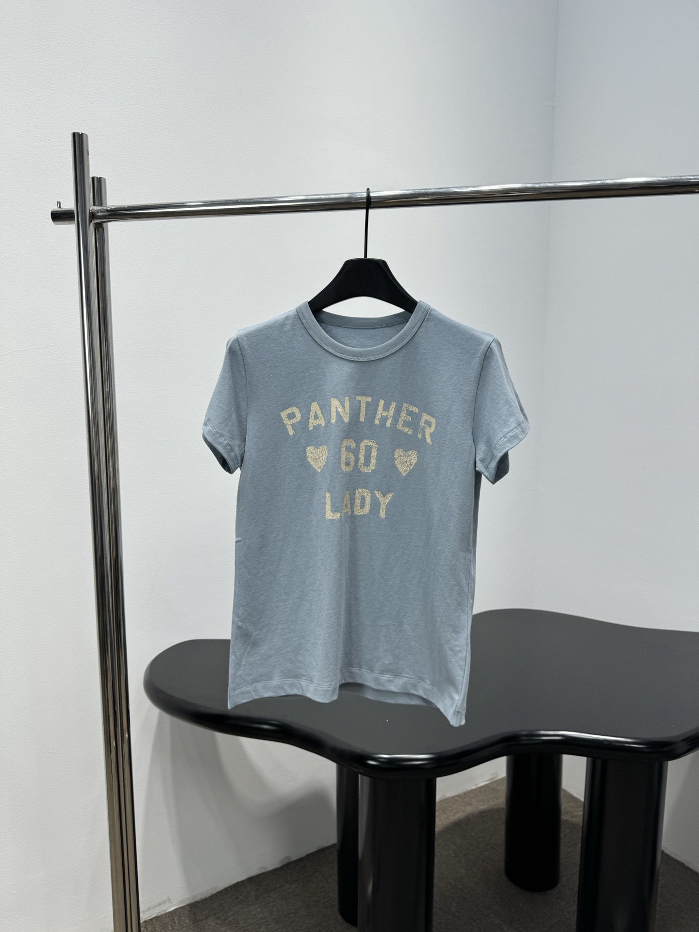 NO:752948,Valentino early spring series Panther 60 Lady short-sleeved T-shirt, made of pure cotton, skin-friendly and breathable, super comfortable to wear in spring and summer. x Leopard texture letters on the chest + love details, retro and playful, full of fashion. Available in black, light blue, and pink. The round neck design is simple and versatile, and the fitted version is not picky on the figure. It is great to wear alone or inside, and it is easy to create a personalized style!  Code number SML,,valentino,T-shirt,tees,t-shirt,19860909Valentino早春系列Panther 60 Lady短袖T恤,纯棉材质,亲肤透气,春夏穿超舒服x胸前豹纹肌理字母+爱心细节,复古又俏皮,时髦感满分,黑色、浅蓝、粉色三色可选,圆领设计简约百搭,合身版型不挑身材,单穿或内搭都很出彩,轻松打造个性穿搭风格！码数SML,,valentino,T-shirt,tees，t-shirt,,Women's clothing