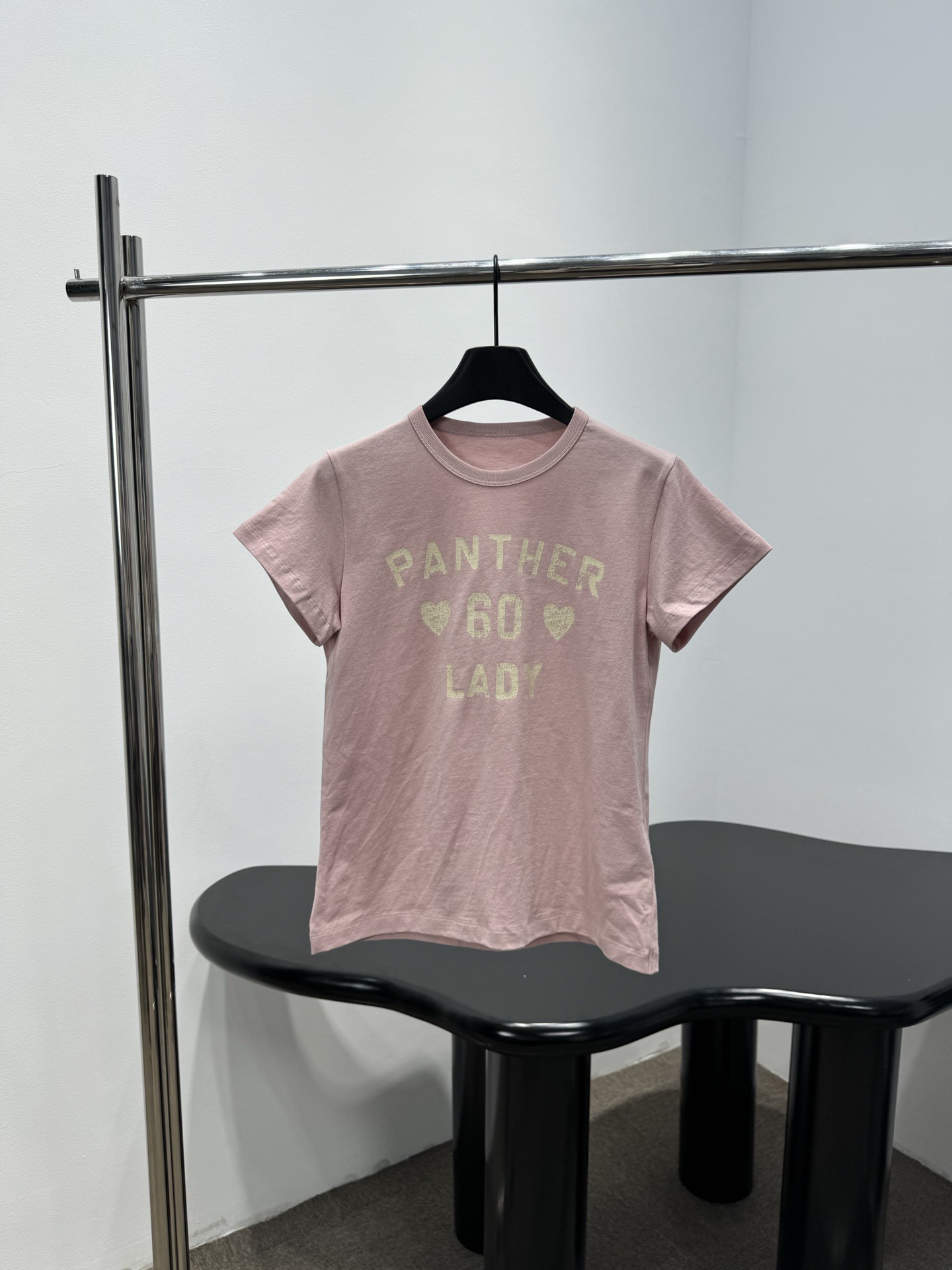 NO:752944,Valentino early spring series Panther 60 Lady short-sleeved T-shirt, made of pure cotton, skin-friendly and breathable, super comfortable to wear in spring and summer. x Leopard texture letters on the chest + love details, retro and playful, full of fashion. Available in black, light blue, and pink. The round neck design is simple and versatile, and the fitted version is not picky on the figure. It is great to wear alone or inside, and it is easy to create a personalized style!  Code number SML,,valentino,T-shirt,tees,t-shirt,19860909Valentino早春系列Panther 60 Lady短袖T恤,纯棉材质,亲肤透气,春夏穿超舒服x胸前豹纹肌理字母+爱心细节,复古又俏皮,时髦感满分,黑色、浅蓝、粉色三色可选,圆领设计简约百搭,合身版型不挑身材,单穿或内搭都很出彩,轻松打造个性穿搭风格！码数SML,,valentino,T-shirt,tees，t-shirt,,Women's clothing