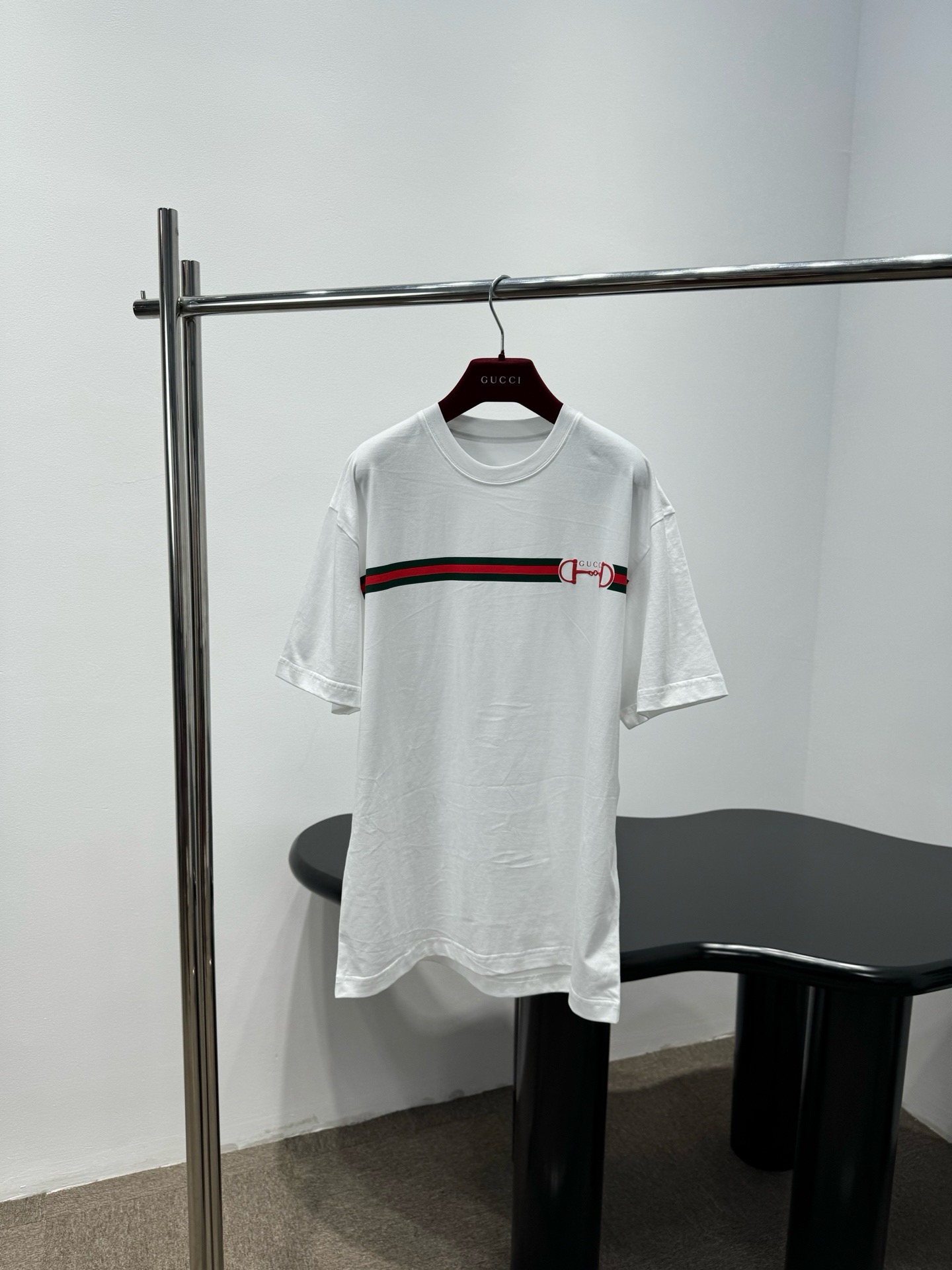 NO:752957,Gucci's classic red and green webbing printed T-shirt, made of pure cotton, is comfortable and breathable to wear. The red and green webbing + logo on the chest are highly recognizable, full of Italian retro feel, loose fit, and the same style for men and women. It is OK to wear alone or layered, and can easily create a casual or light luxury style. It is versatile and can be easily used for daily outings and parties. It is a must-have fashion item in the wardrobe!  Size SML,,gucci,tees,t-shirt,19860909Gucci经典红绿织带印花T恤,纯棉材质,穿着舒适透气.胸前红绿织带+徽标,辨识度超高,意式复古感满满,宽松版型,男女同款,单穿或叠穿都很OK,轻松打造休闲或轻奢风,百搭属性,日常出街、聚会都能轻松驾驭,是衣橱必备时尚单品！码数SML,,gucci,tees，t-shirt,,Women's clothing